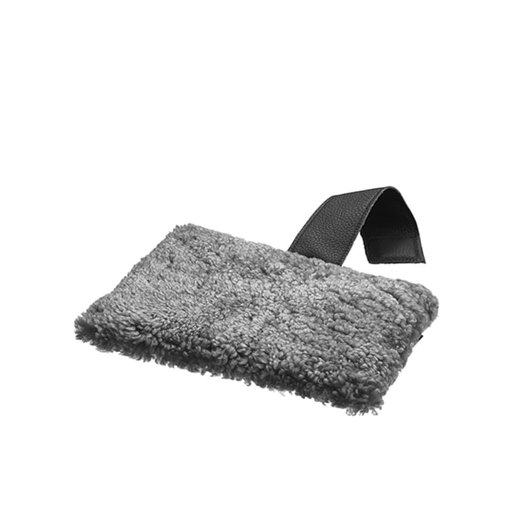 Lamino nakkestøtte - saueskinn scandinavian grey, kunstlærrem  - Skandilock