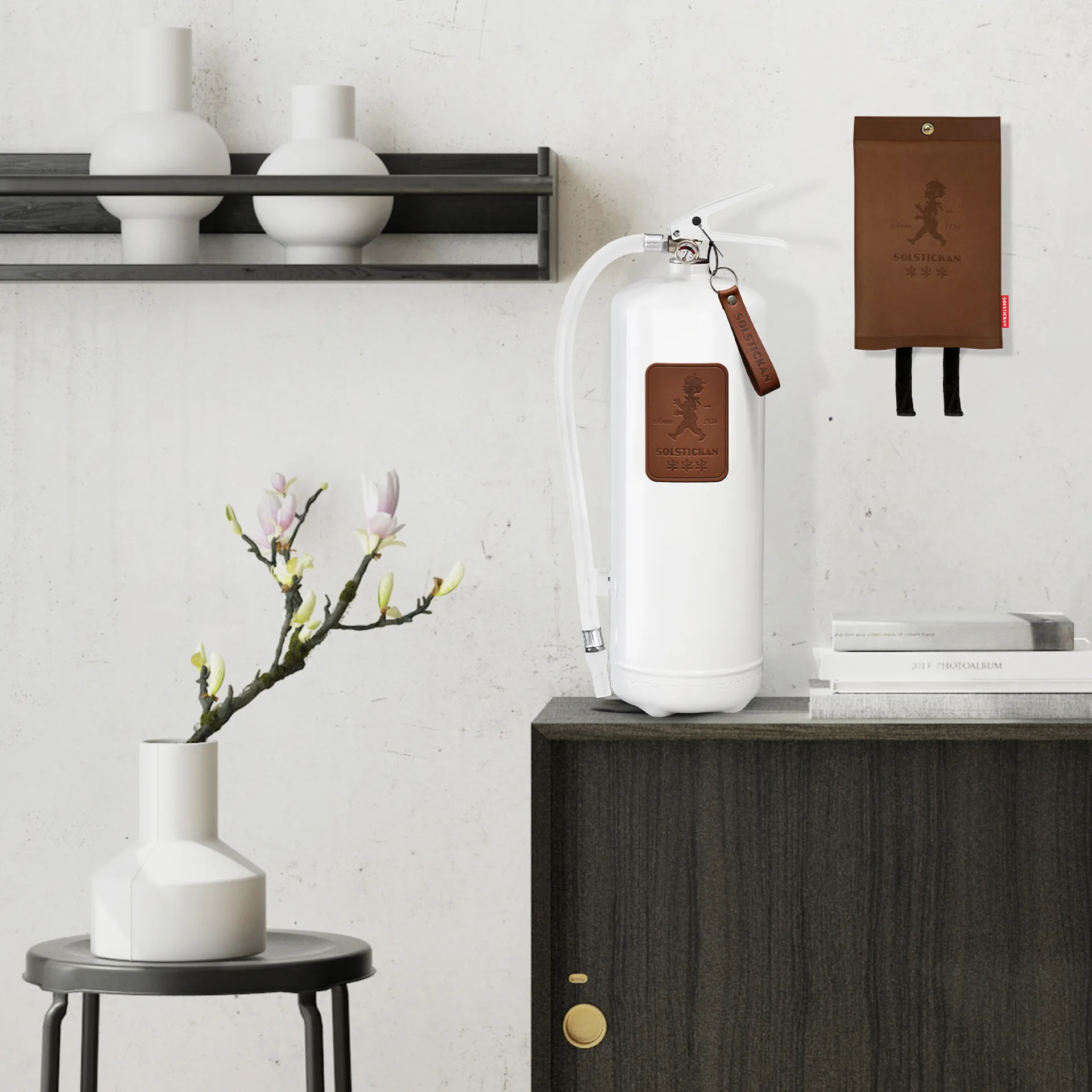 Solstickan brannslukker 6 kg, Hvit-mørkbrunt skinn Solstickan Design