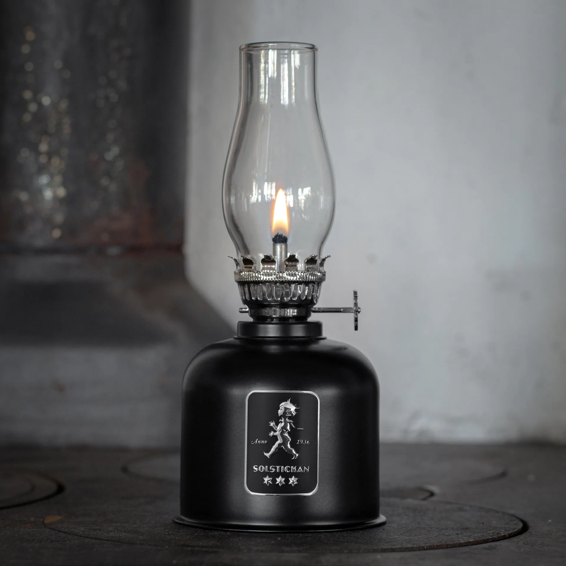 Solstickan fotogenlampe, Svart Solstickan Design