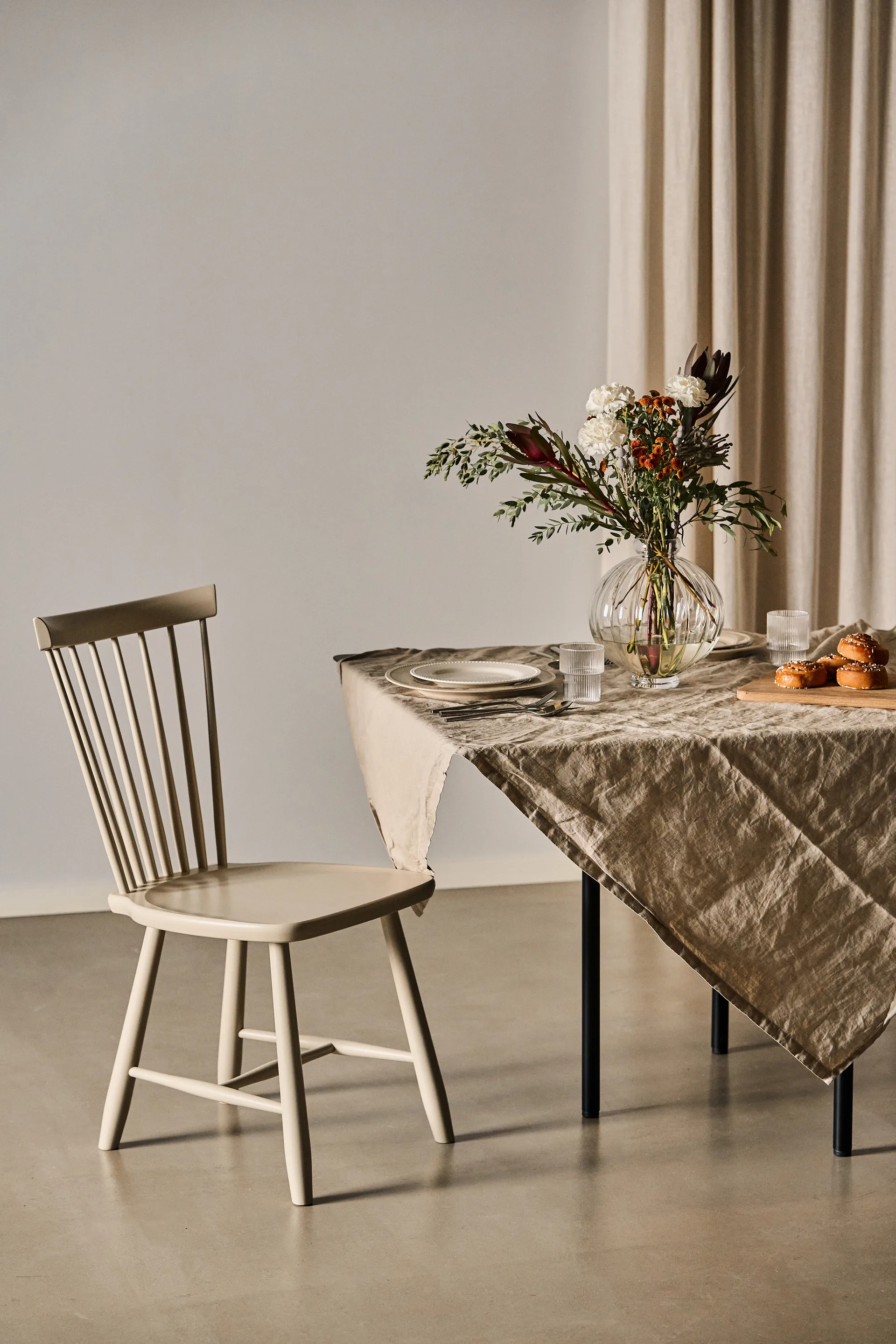 Carl spisebord Ø115 & ilegg + Lilla Åland stol 4-pakning – Lys bjørk–beige Stolab