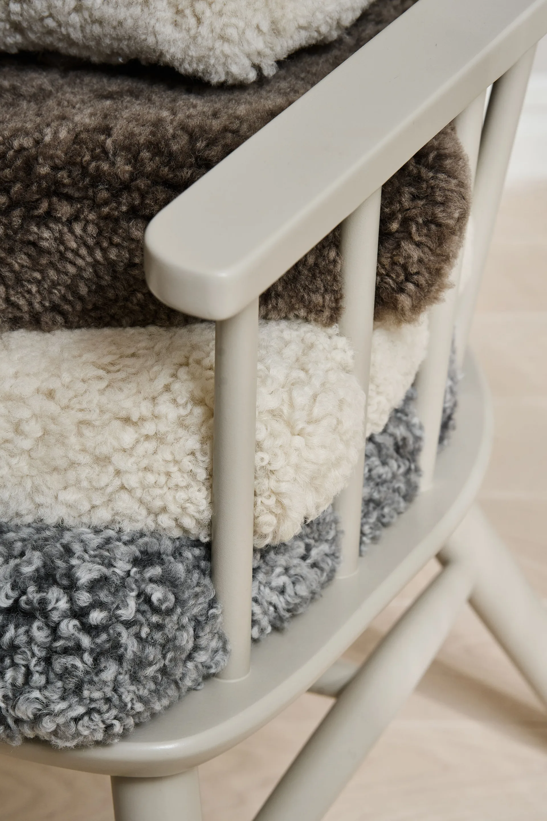 Henriette lenestol pute & nakkekudde Svenssons falurød-Scandinavian grey Stolab