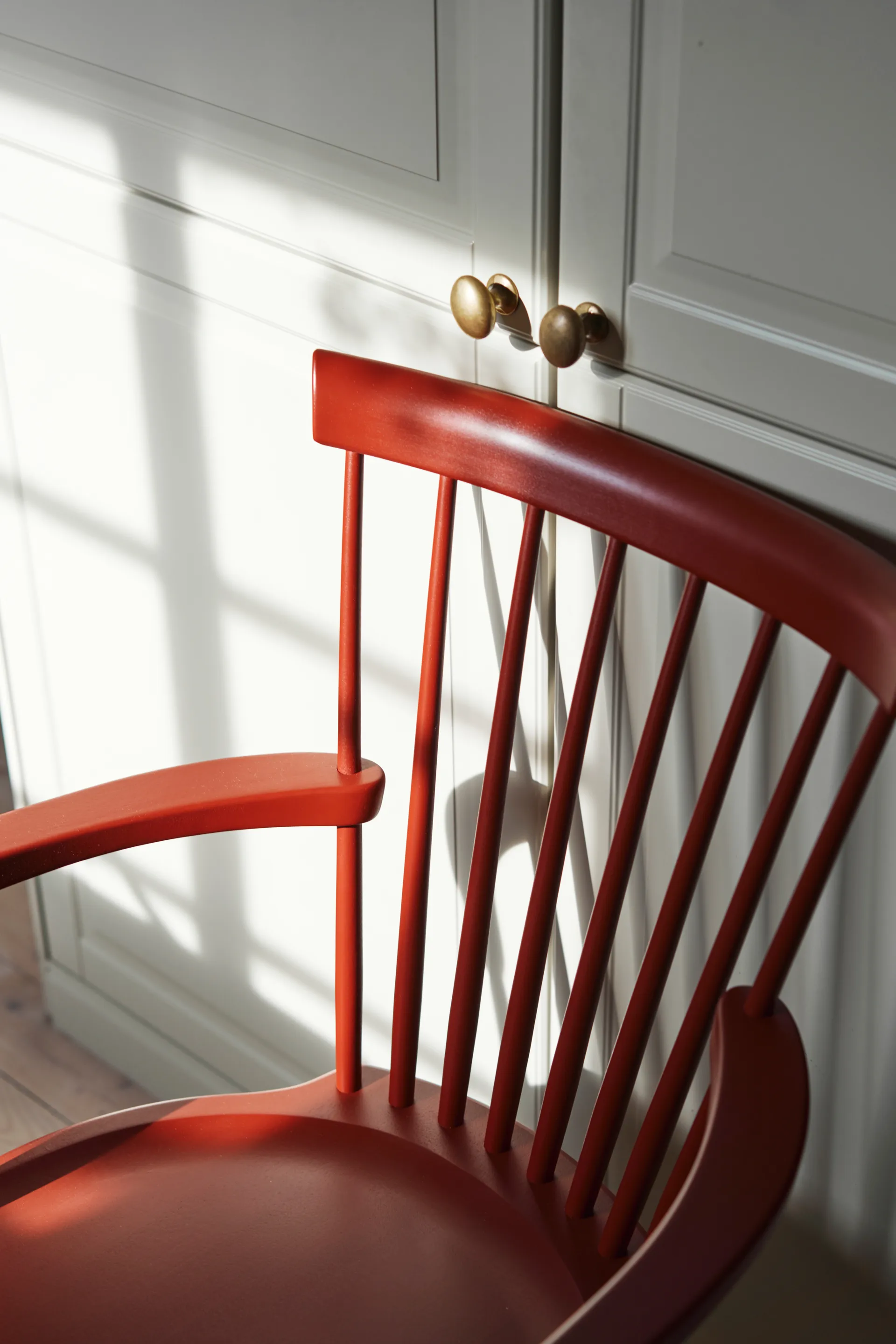 Lilla Åland karmstol bjørk, Svenssons falurød Stolab