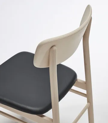 Prima Vista stol bjørk lys matt lakk - Skinn Elmosoft VII 99001 black - Stolab