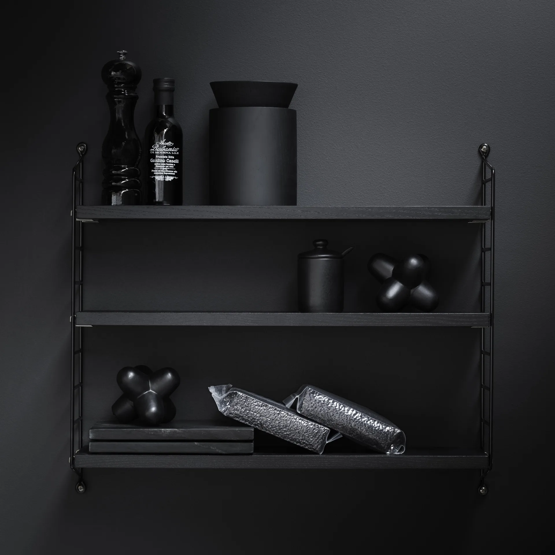 String Pocket Hylle svartbeiset ask, Svartbeiset ask String