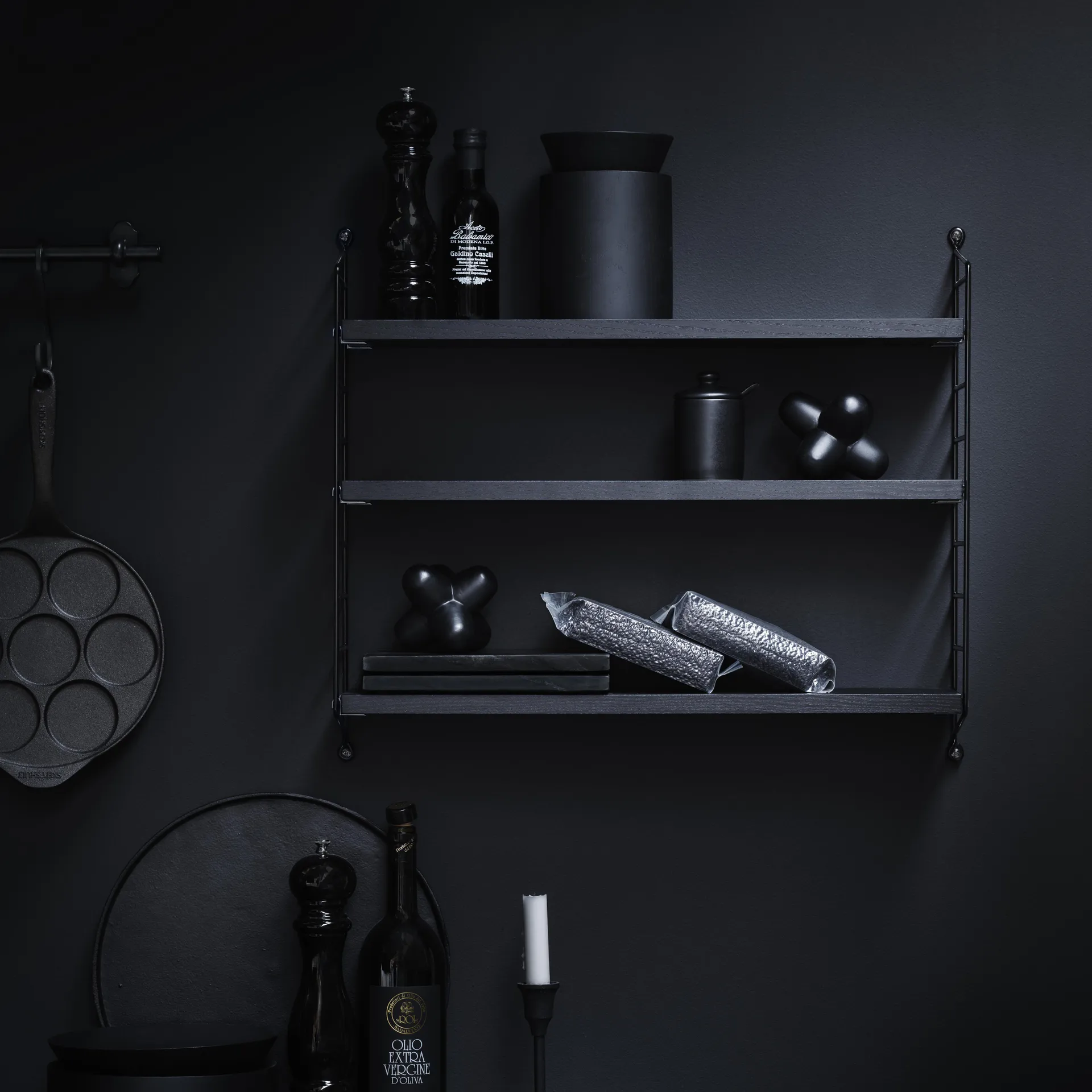 String Pocket Hylle svartbeiset ask, Svartbeiset ask String