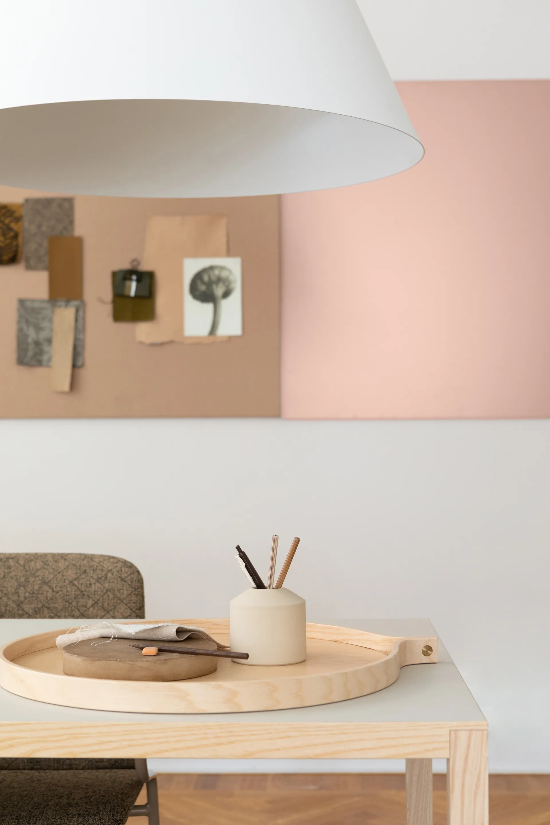 Comma brett Ø 52 cm, Lakkert ask Swedese