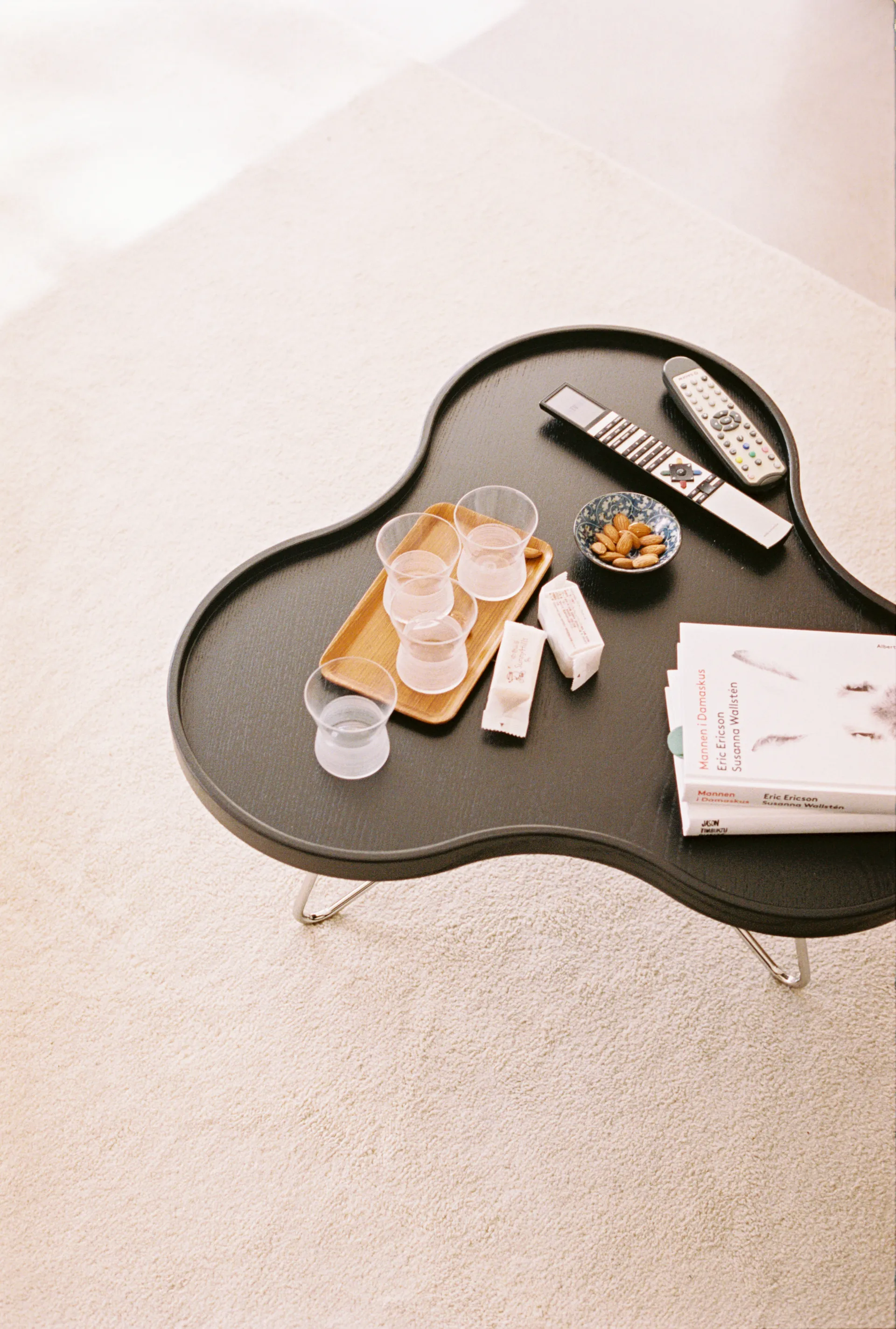 Flower mono bord 84 x 90 cm, H 45 cm Svartlasert ask Swedese