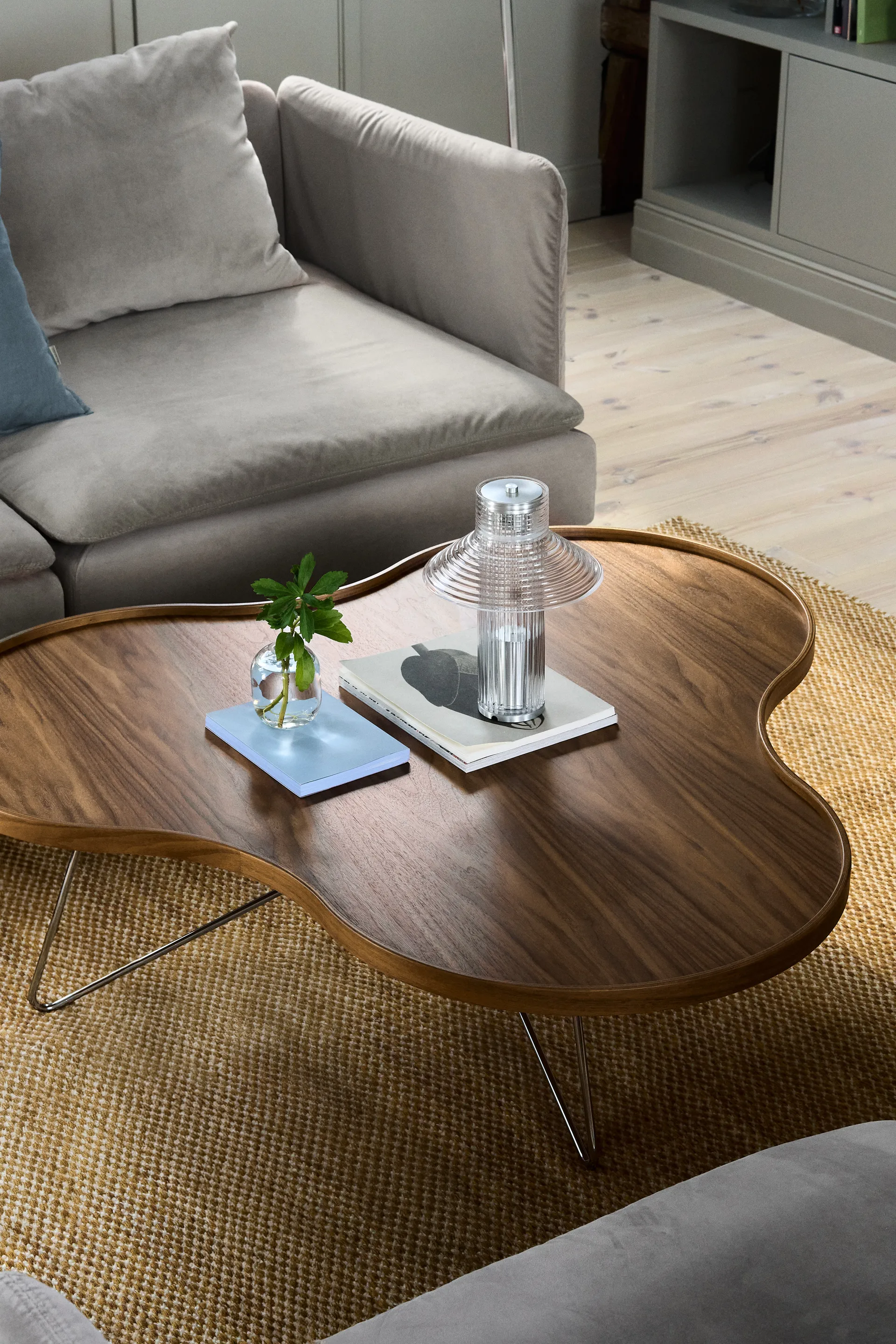 Flower mono bord Special Edition 107x114 cm, H39 cm-lakkert valnøtt-krommet stål Swedese