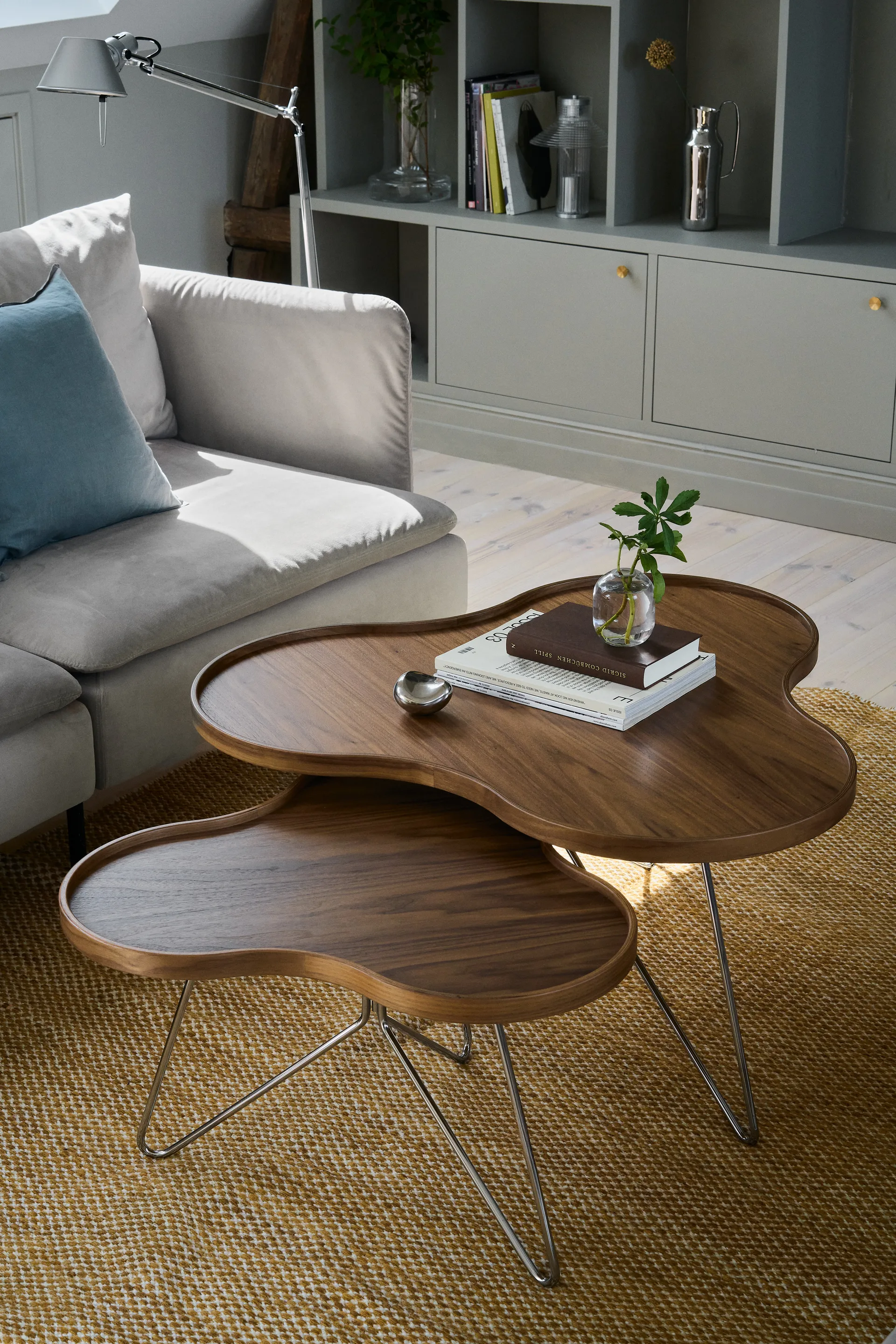 Flower mono bord Special Edition 62x66 cm, H39 cm-lakkert valnøtt-krommet stål Swedese