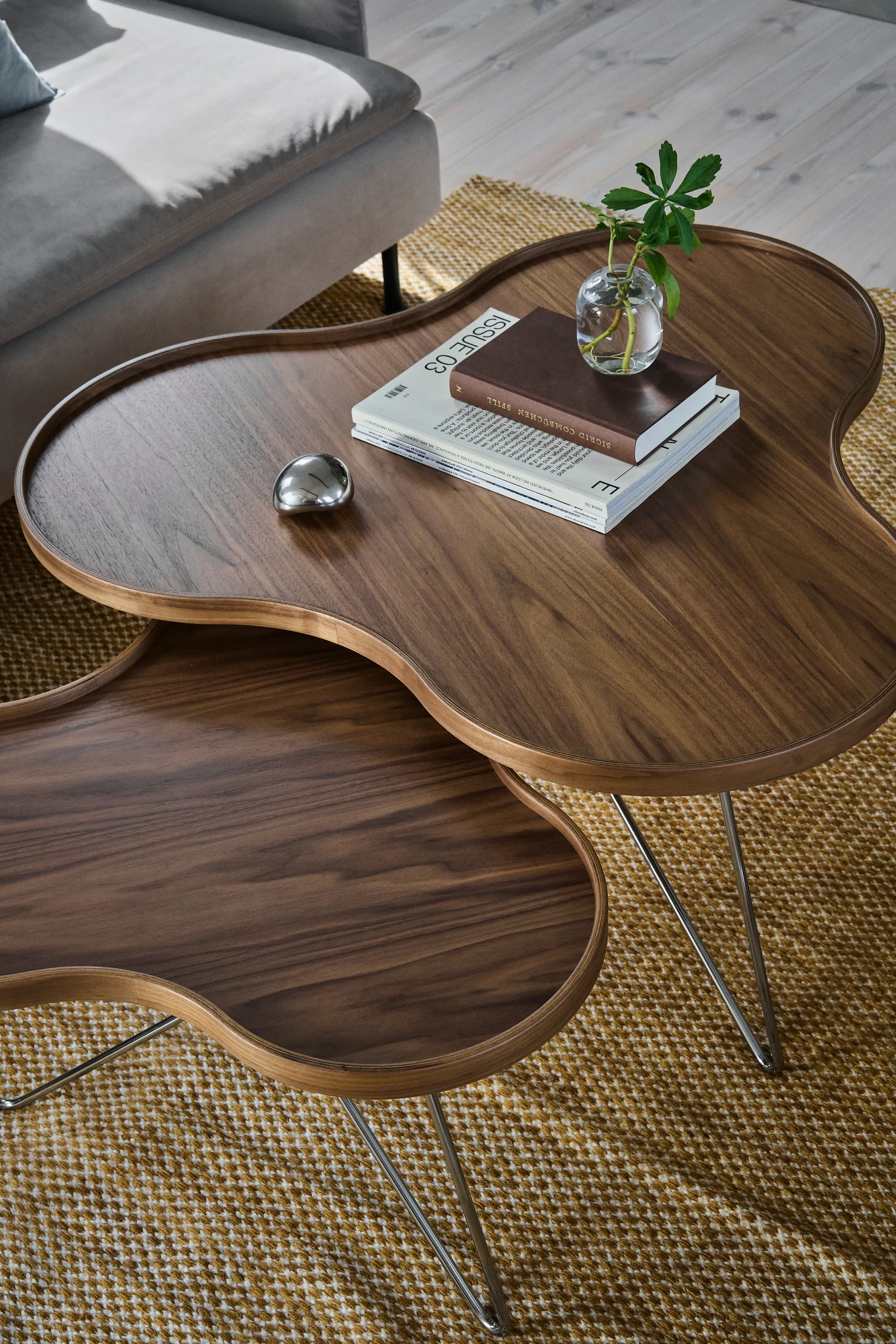 Flower mono bord Special Edition 62x66 cm, H39 cm-lakkert valnøtt-krommet stål Swedese