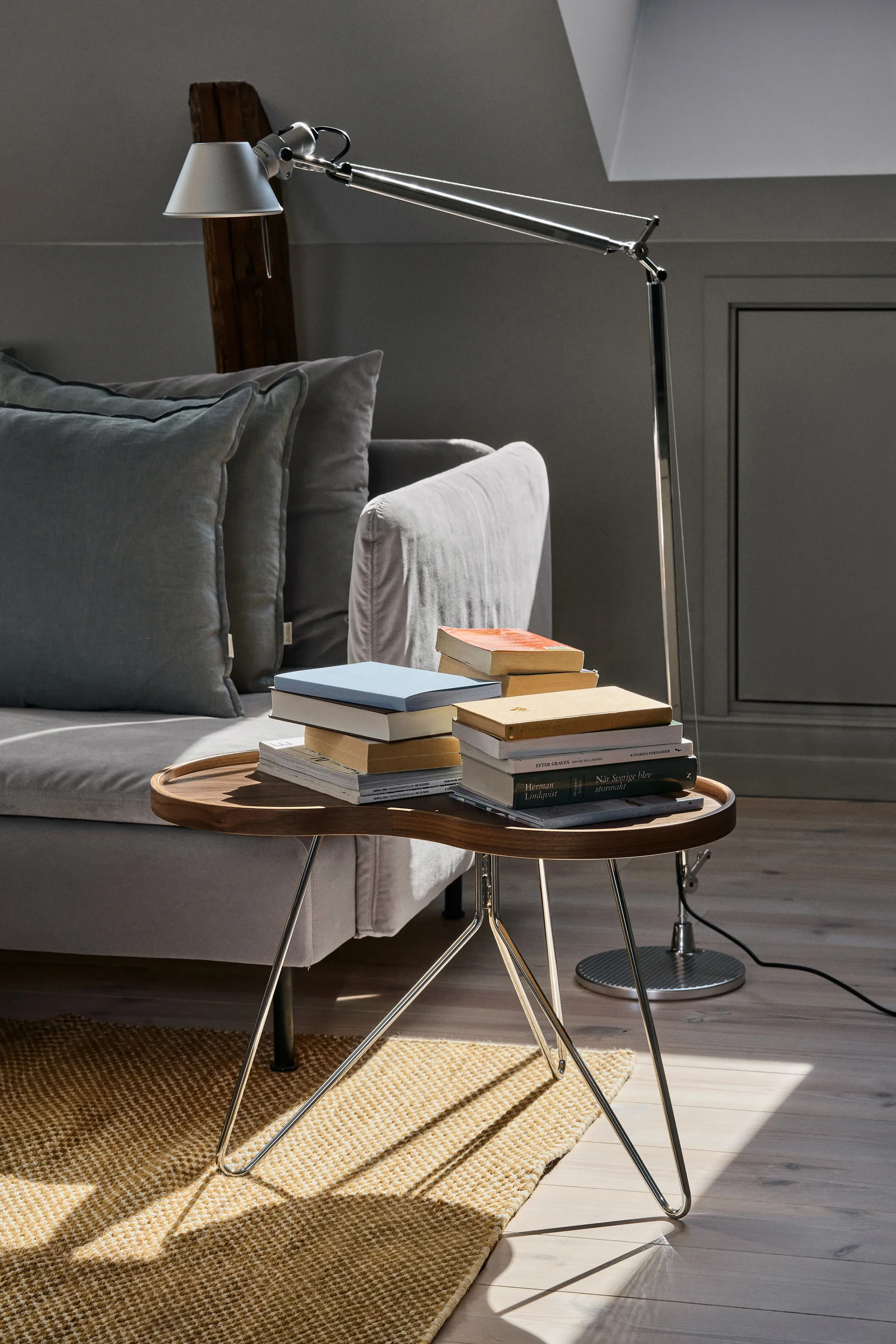 Flower mono bord Special Edition 62x66 cm, H45 cm-lakkert valnøtt-krommet stål Swedese