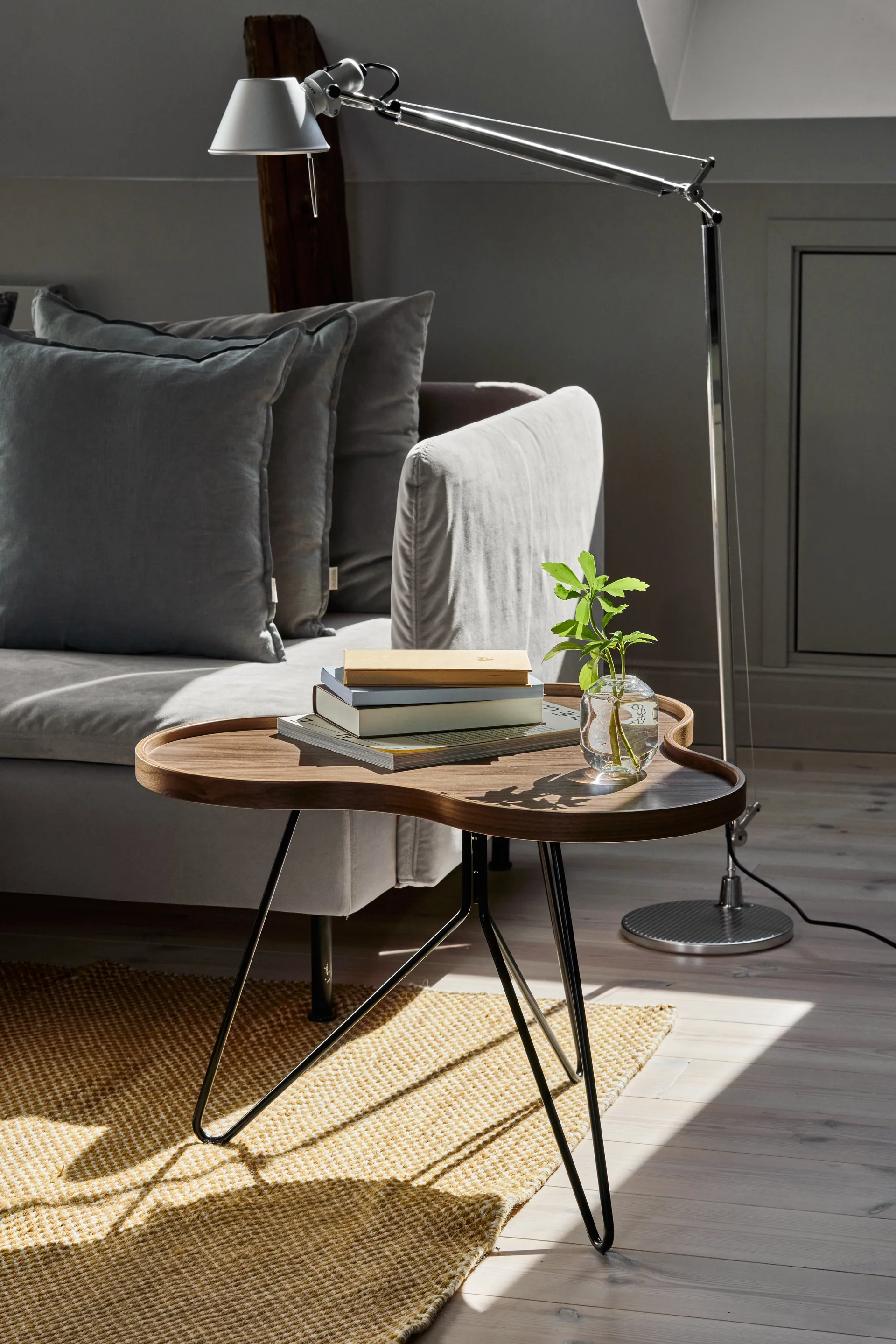 Flower mono bord Special Edition 62x66 cm, H45 cm-lakkert valnøtt-svartlakkert stål Swedese