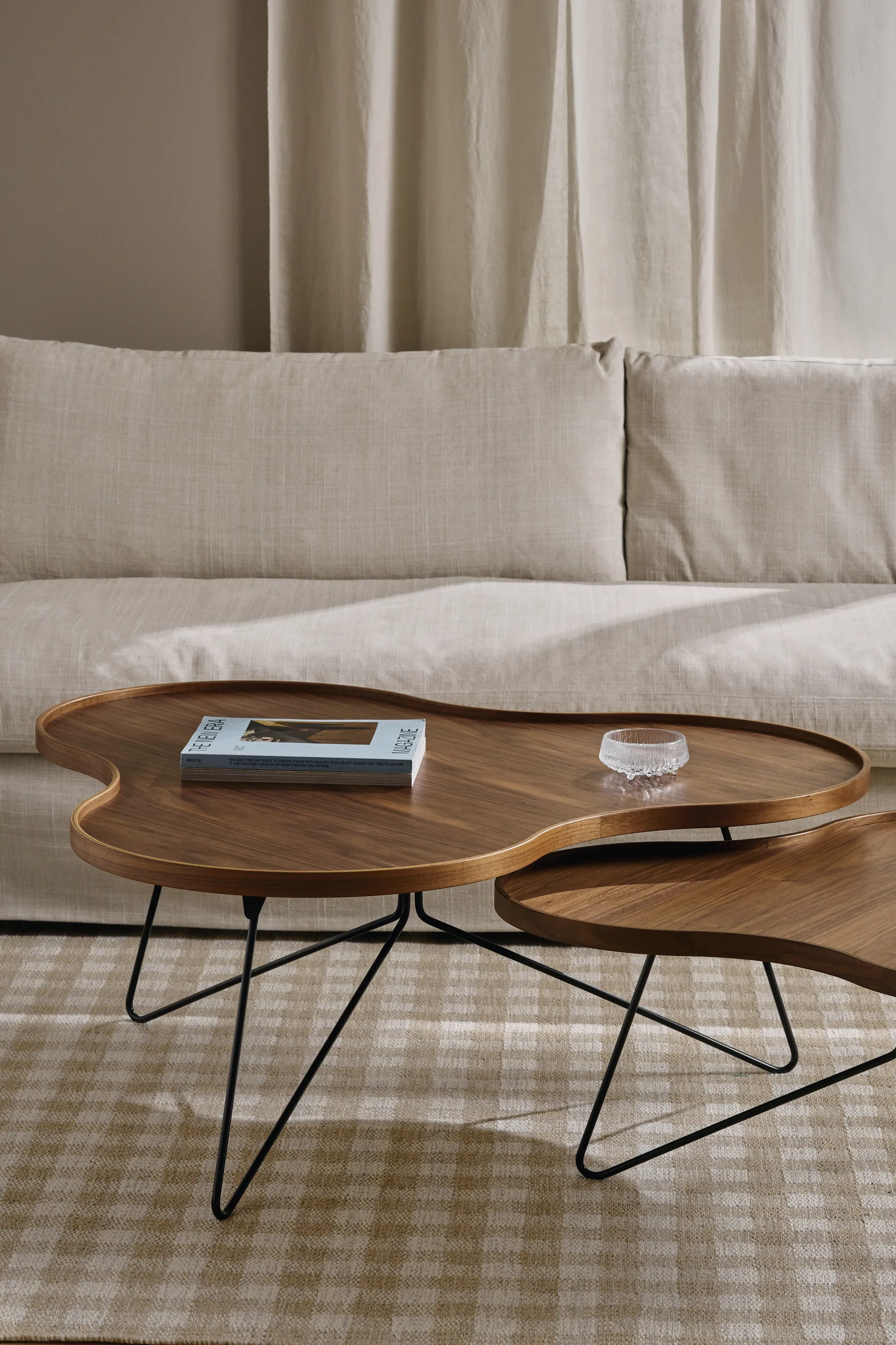 Flower mono bord Special Edition 84x90 cm, H45 cm-lakkert valnøtt-svartlakkert stål Swedese