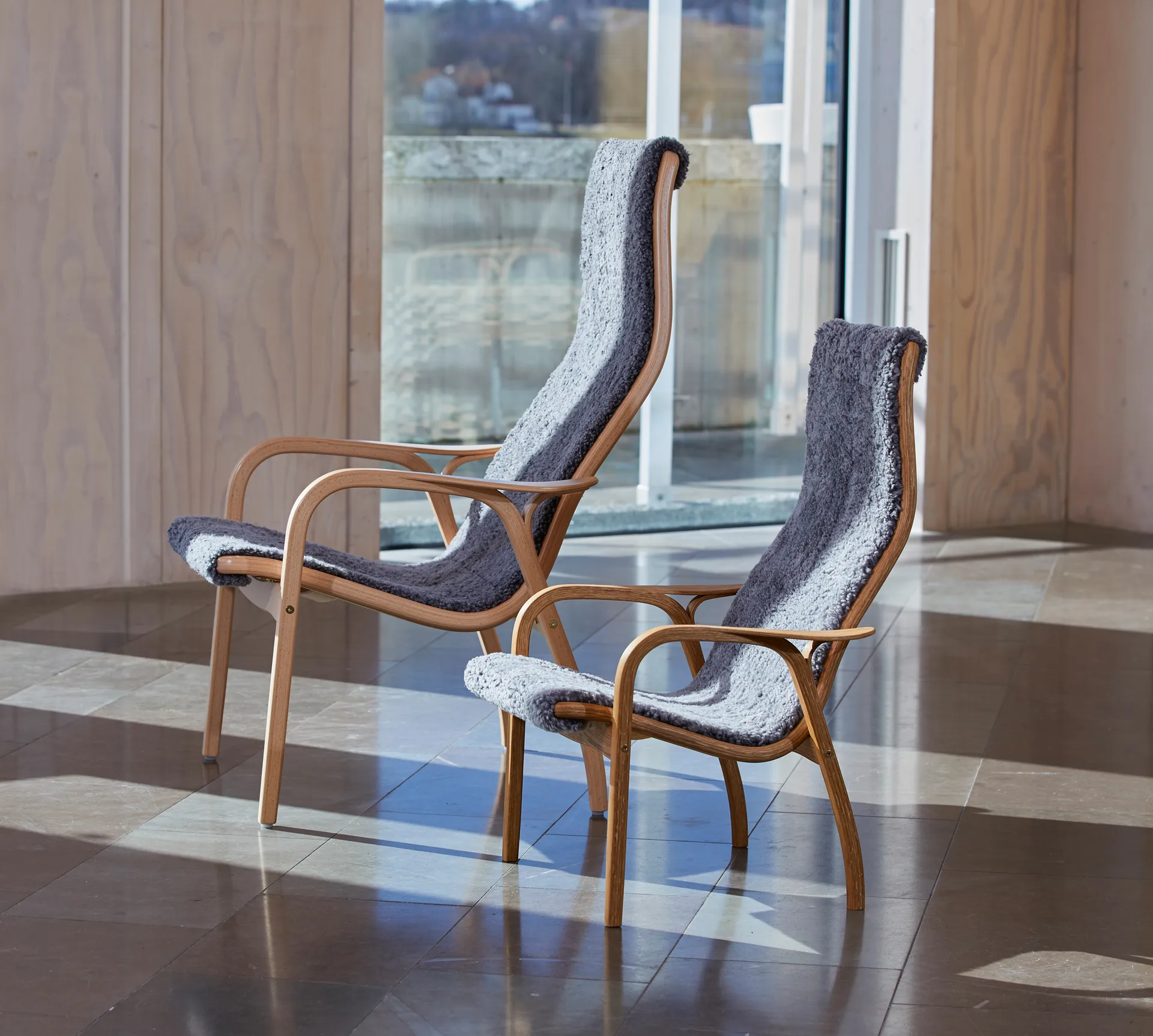 Lamino lenestol lakkert bøk/saueskinn, Scandinavian Grey (grå) Swedese