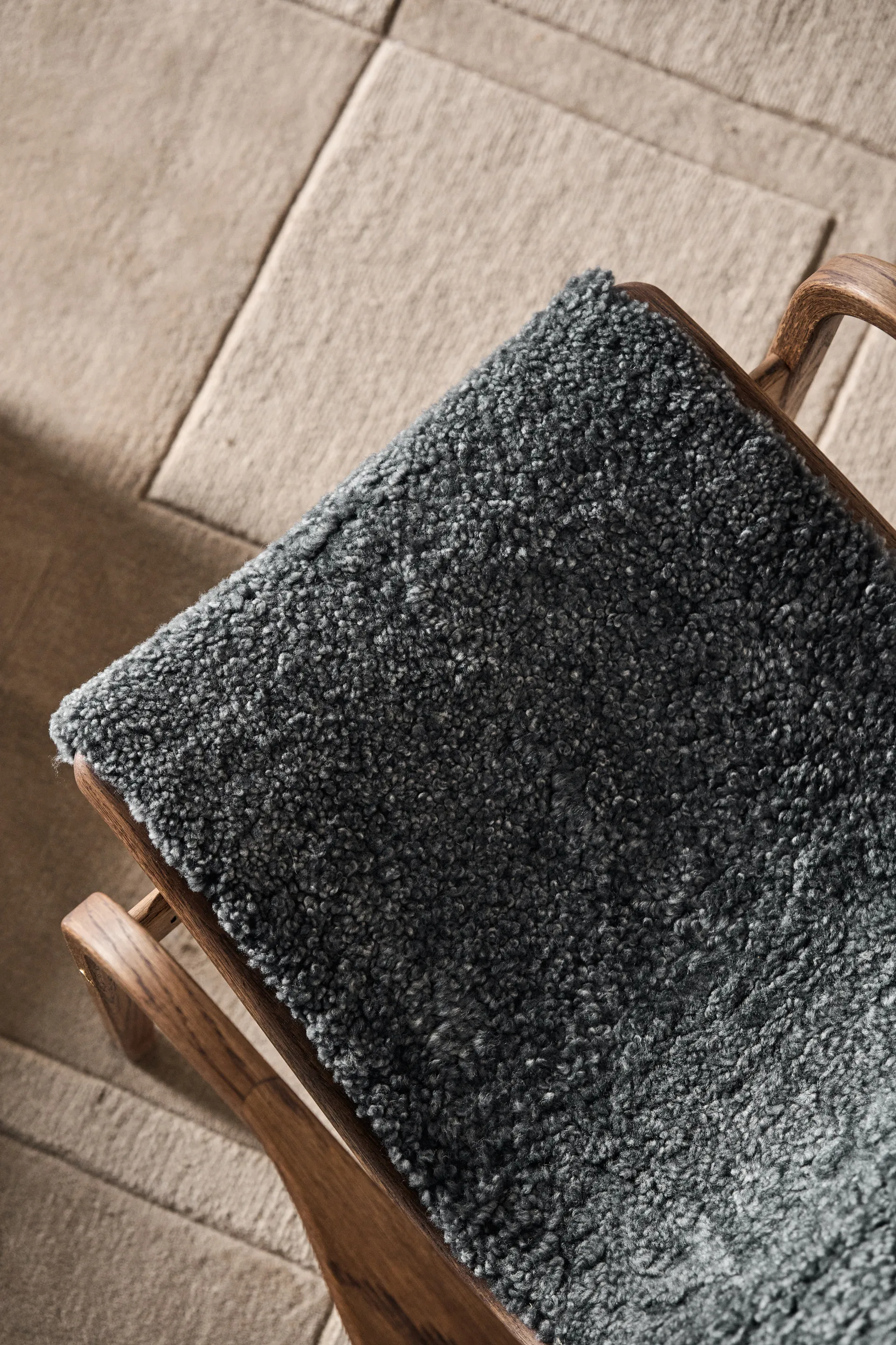 Lamino lenestol og fotskammel eik/saueskinn Special Edition, Rubio Monocoat Chocolate-Charcoal Swedese