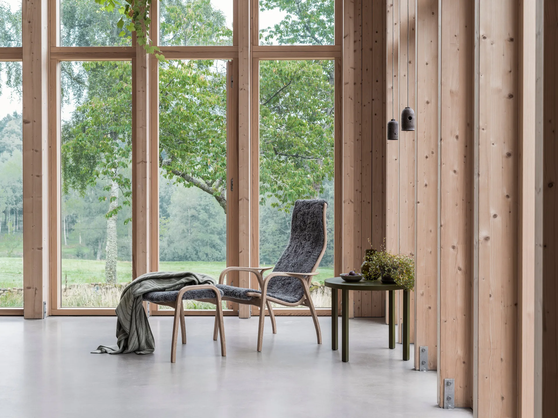 Lamino lenestol og fotskammel oljet eik/saueskinn, Sahara (nougatbrun) Swedese