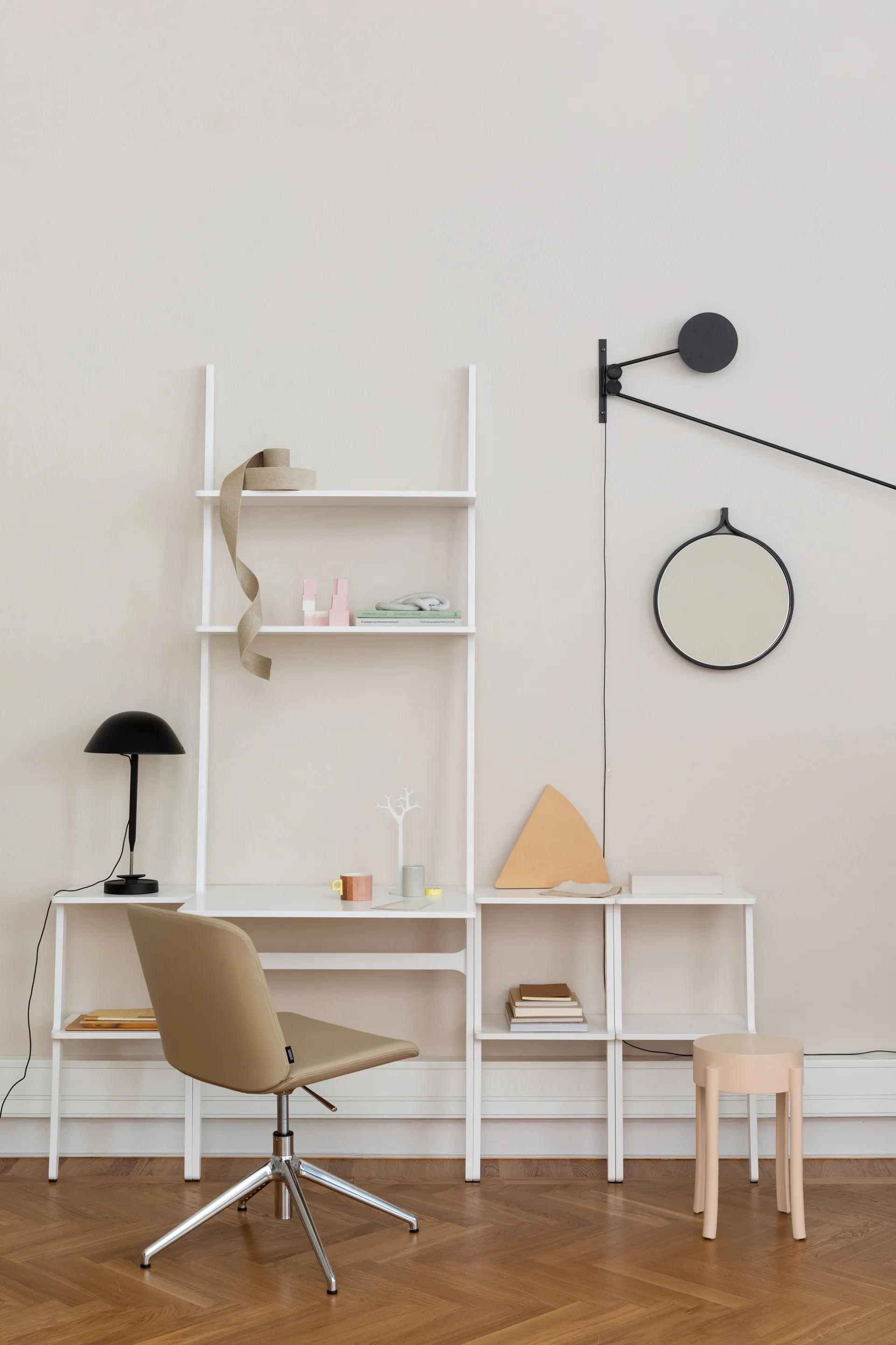 Libri skrivebord, Hvitlasert ask Swedese