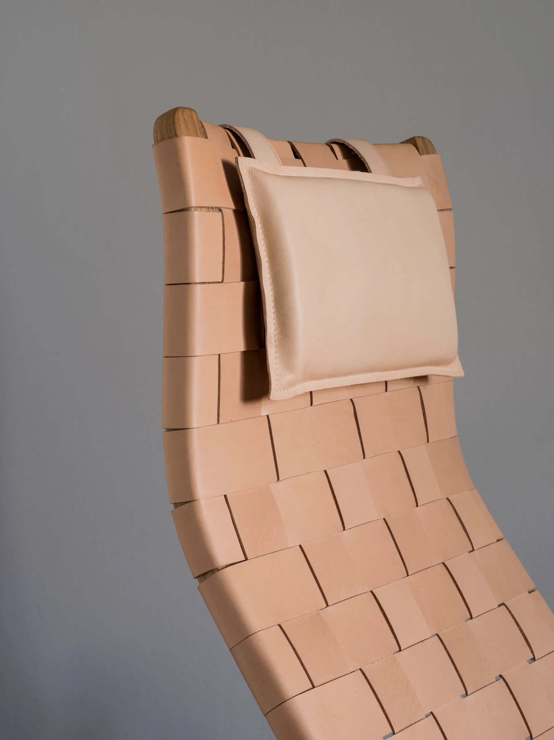 Primo lenestol høy med nakkepute oljet eik, Skinnreim brunrød Swedese