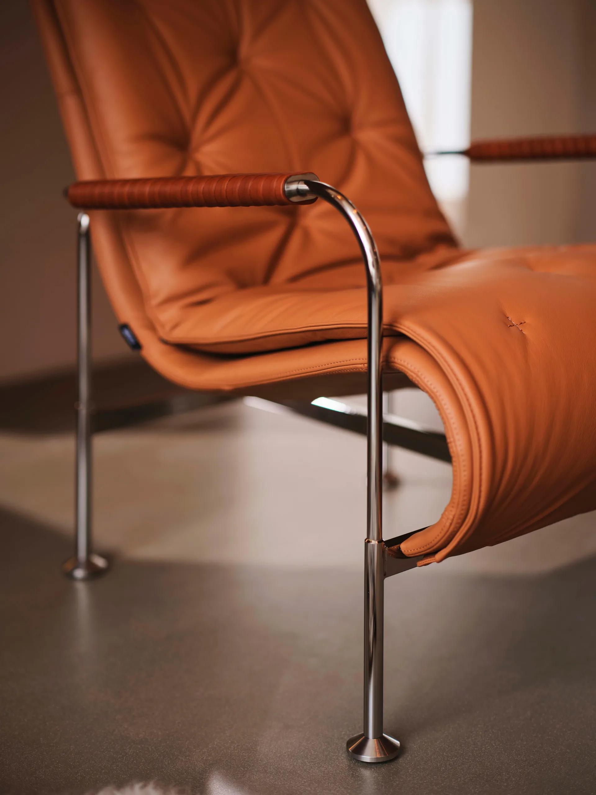 Serpentine lenestol, Lær Elmo Soft Lys brun-krom-tärnsjö Cognac Swedese