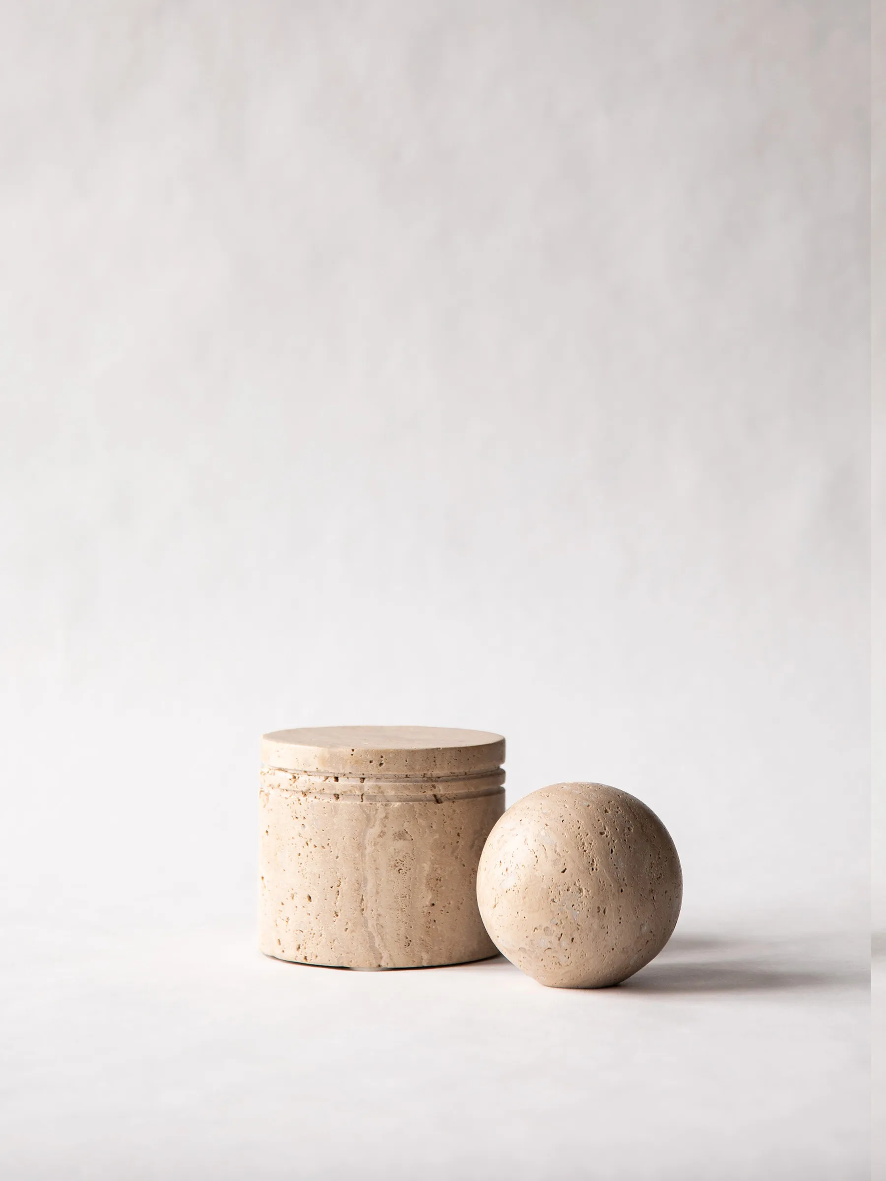 Travertine boks med lokk, Ø 13 cm Tell Me More
