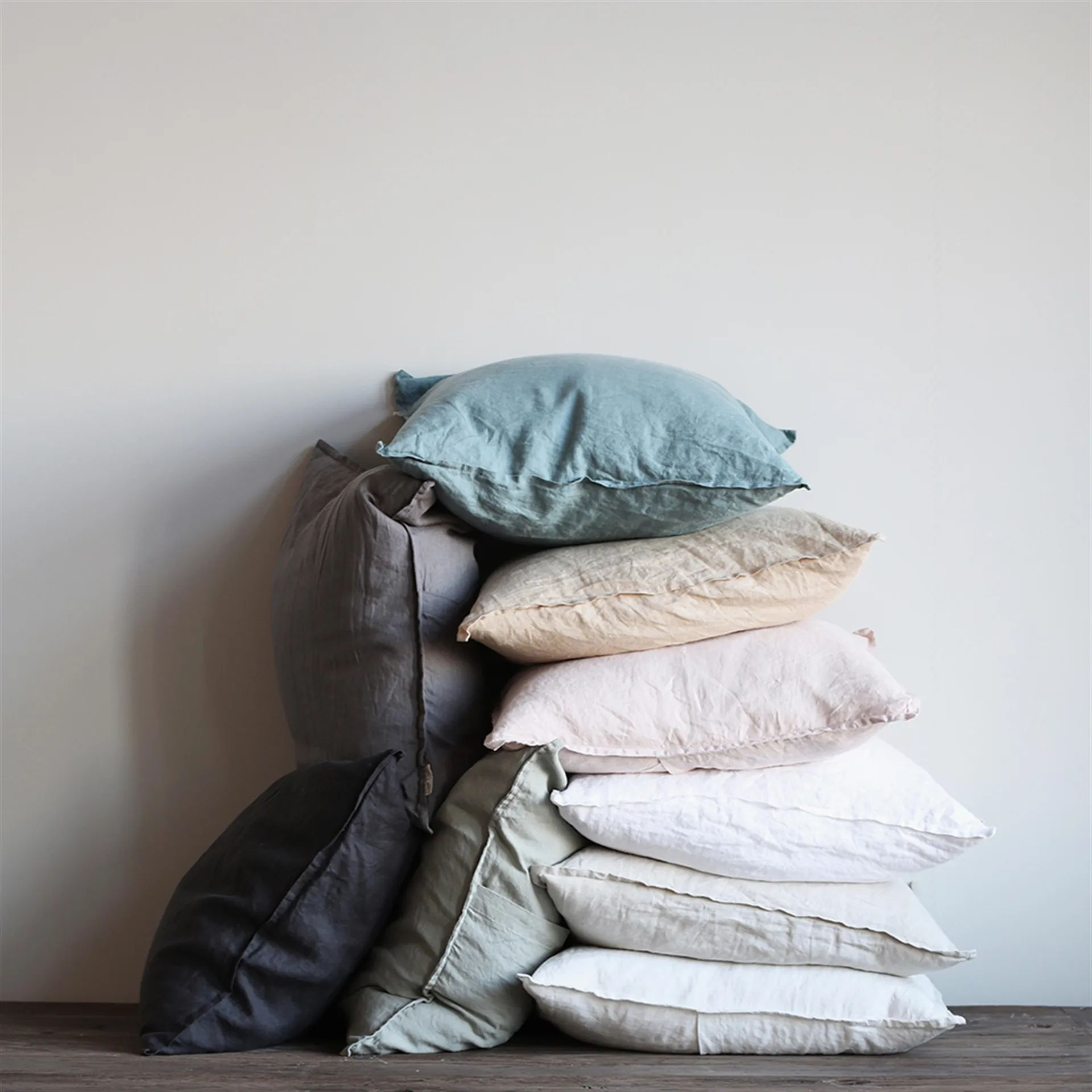 Washed linen putetrekk 50 x 50 cm, varmgrå (grey) Tell Me More