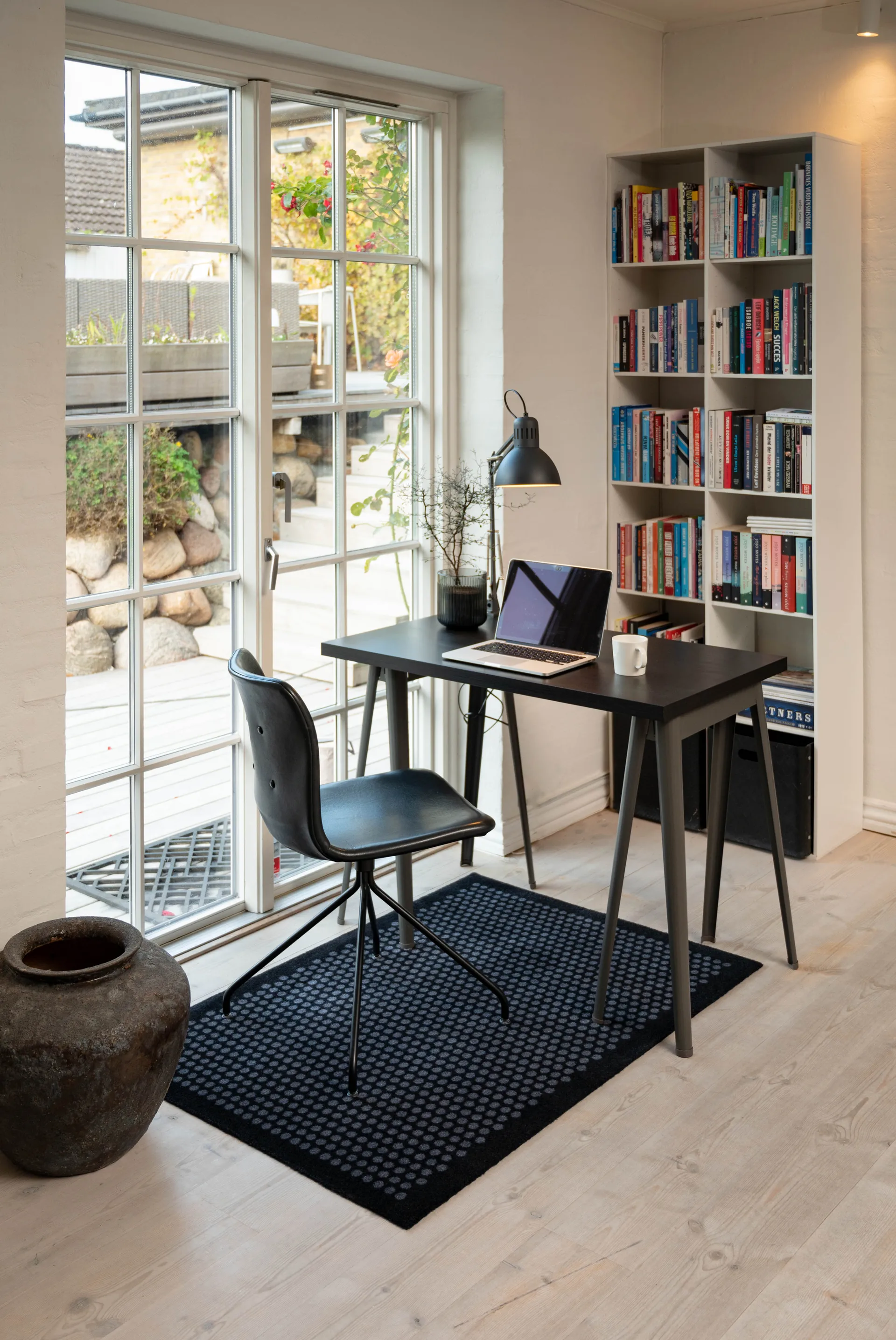 Dots entréteppe, Black, 90 x 130 cm tica copenhagen