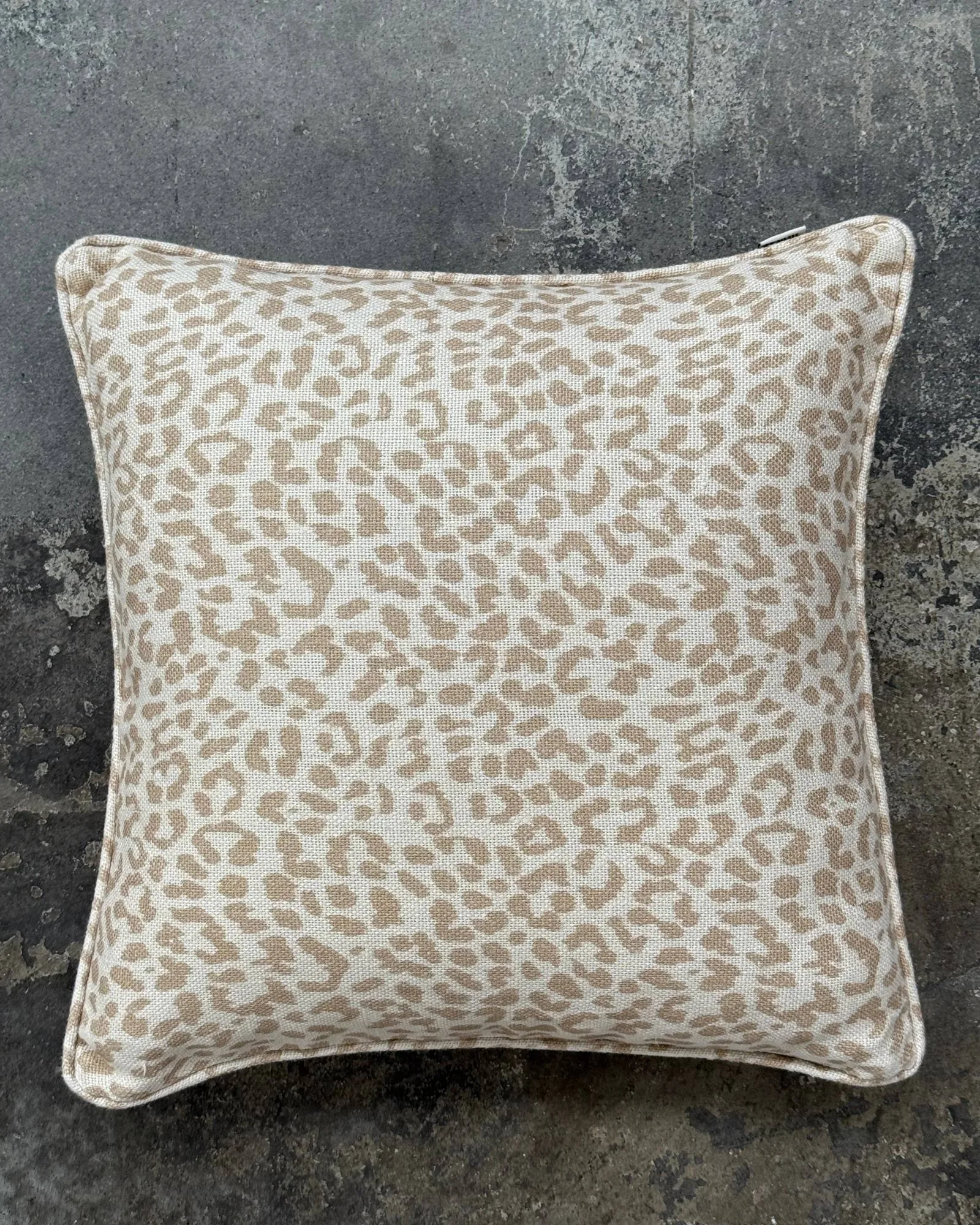Norell pyntepute, Leopard beige-off white, 50x50 cm Tinted