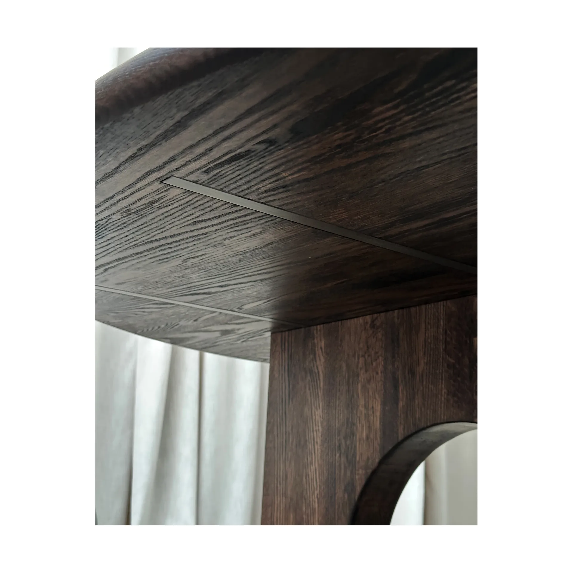 Sanders spisebord Ø160 cm, Mørkbeiset eik Tinted