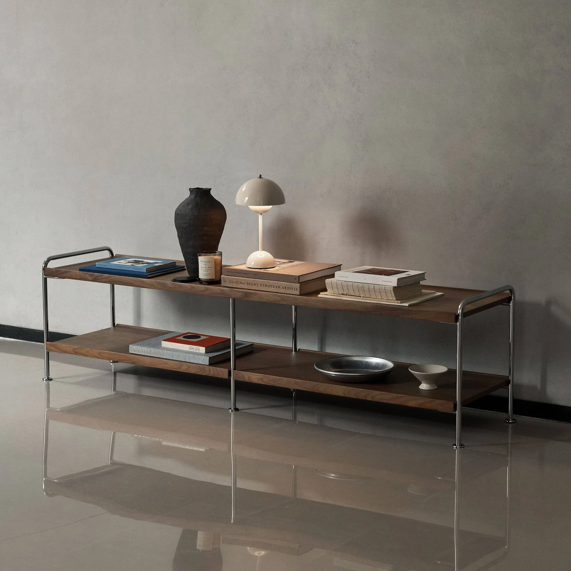 Alima NDS4 konsollhylle, Lakkert valnøtt-krom, 162x42x38 cm &Tradition