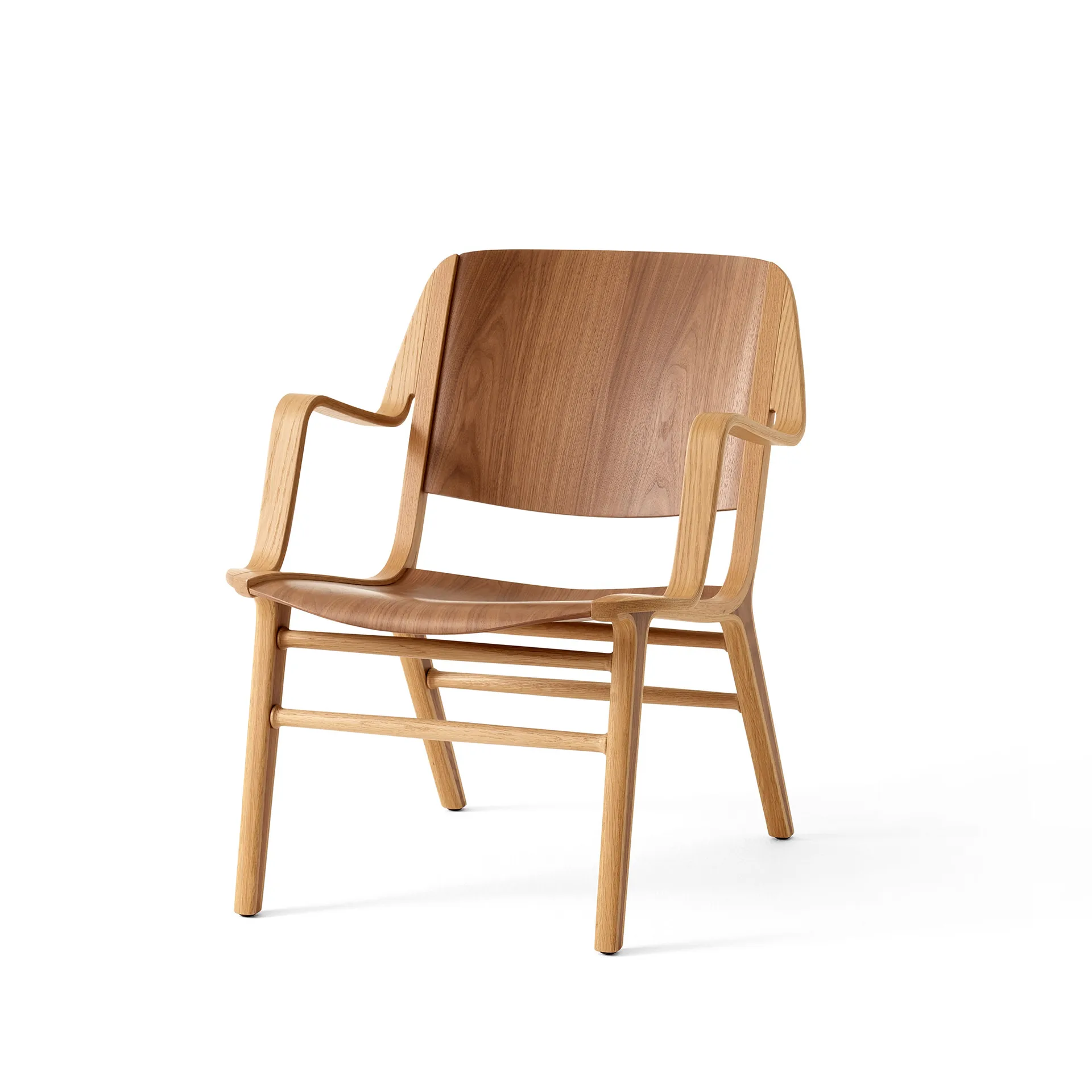 AX HM11 Lounge Chair med armlener, Walnut-oak &Tradition