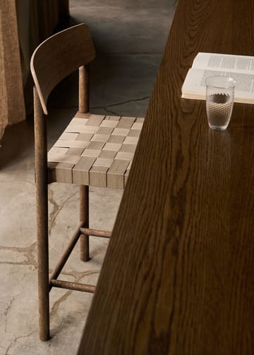 Betty TK12 Counter Chair barkrakk 65 cm - Naturfarget lin-røkt eik - &Tradition