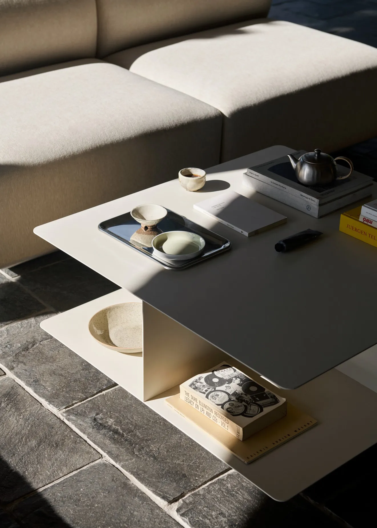 Develius EV3 sofabord, Steel ivory, Ø89x40 cm &Tradition