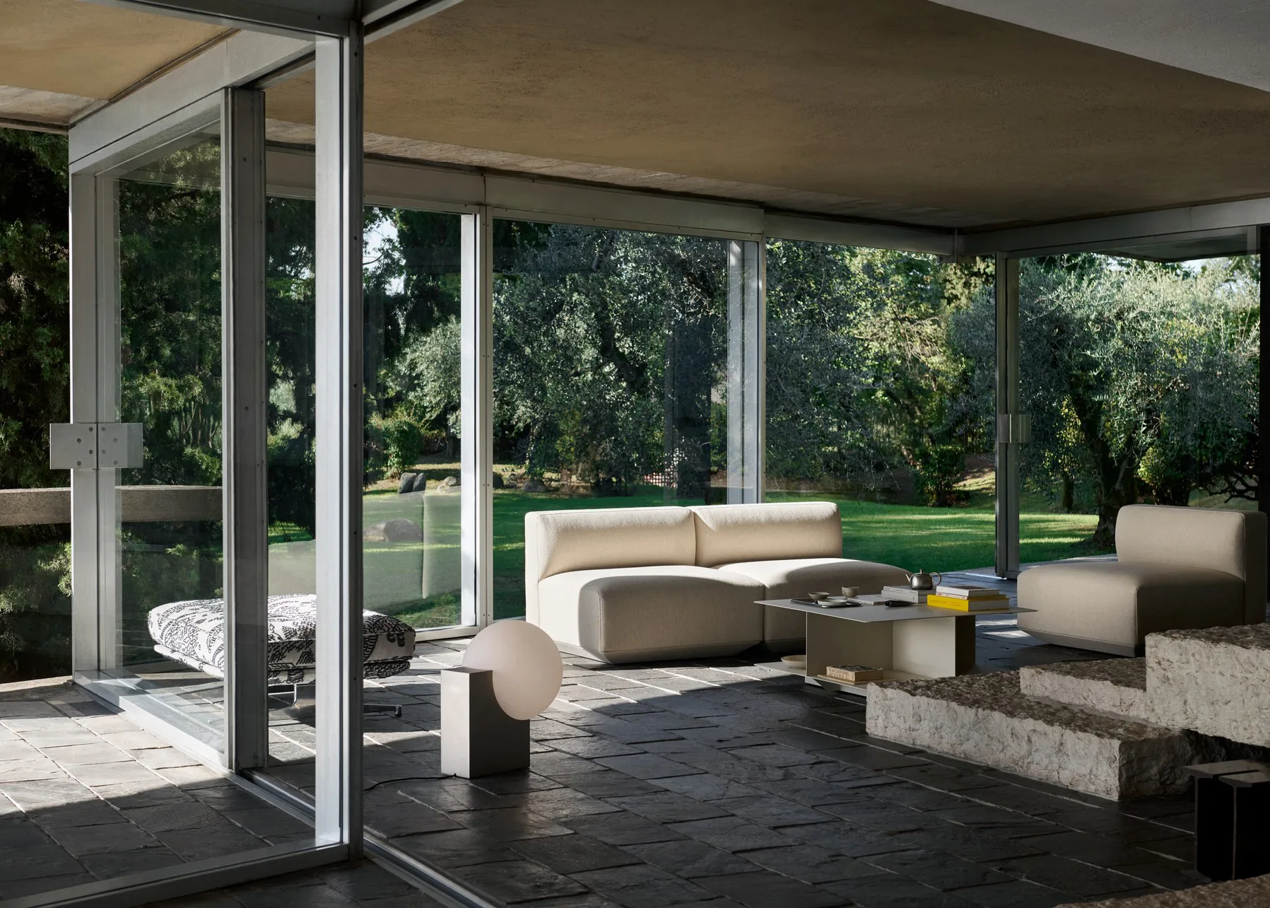 Develius EV3 sofabord, Steel ivory, Ø89x40 cm &Tradition