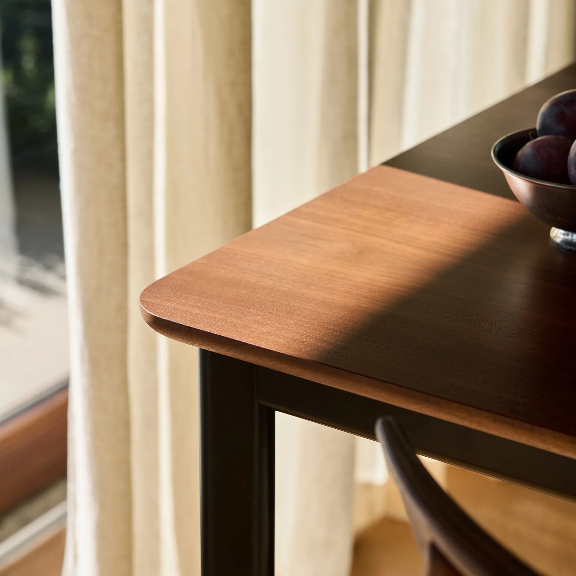 Drip HW117 spisebord 103x253 cm, Black frame-clear lacq. walnut &Tradition