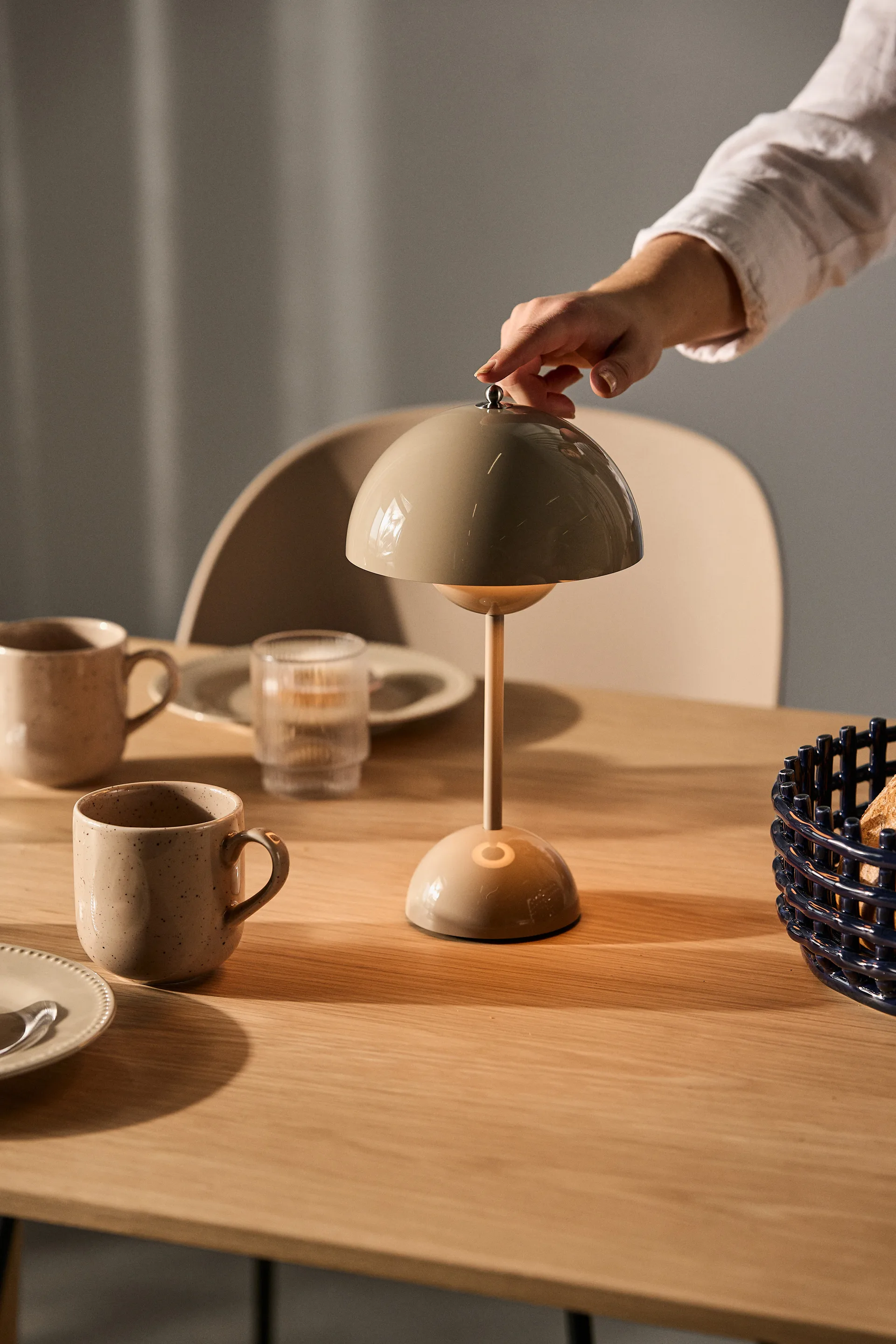 Flowerpot portable bordlampe VP9, Grey beige &Tradition