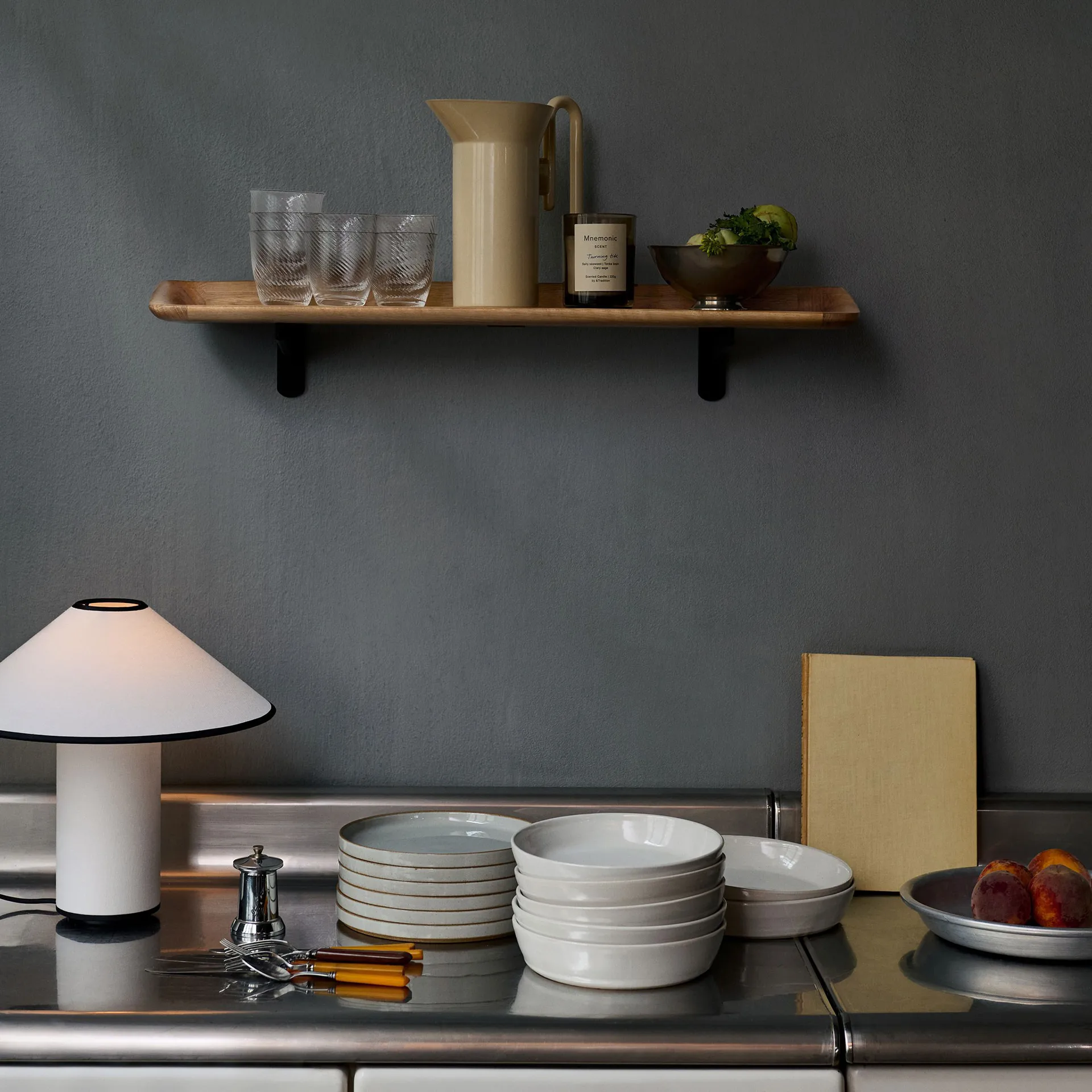 Guild HM14 hylle 75 cm, Solid lacquered oak &Tradition