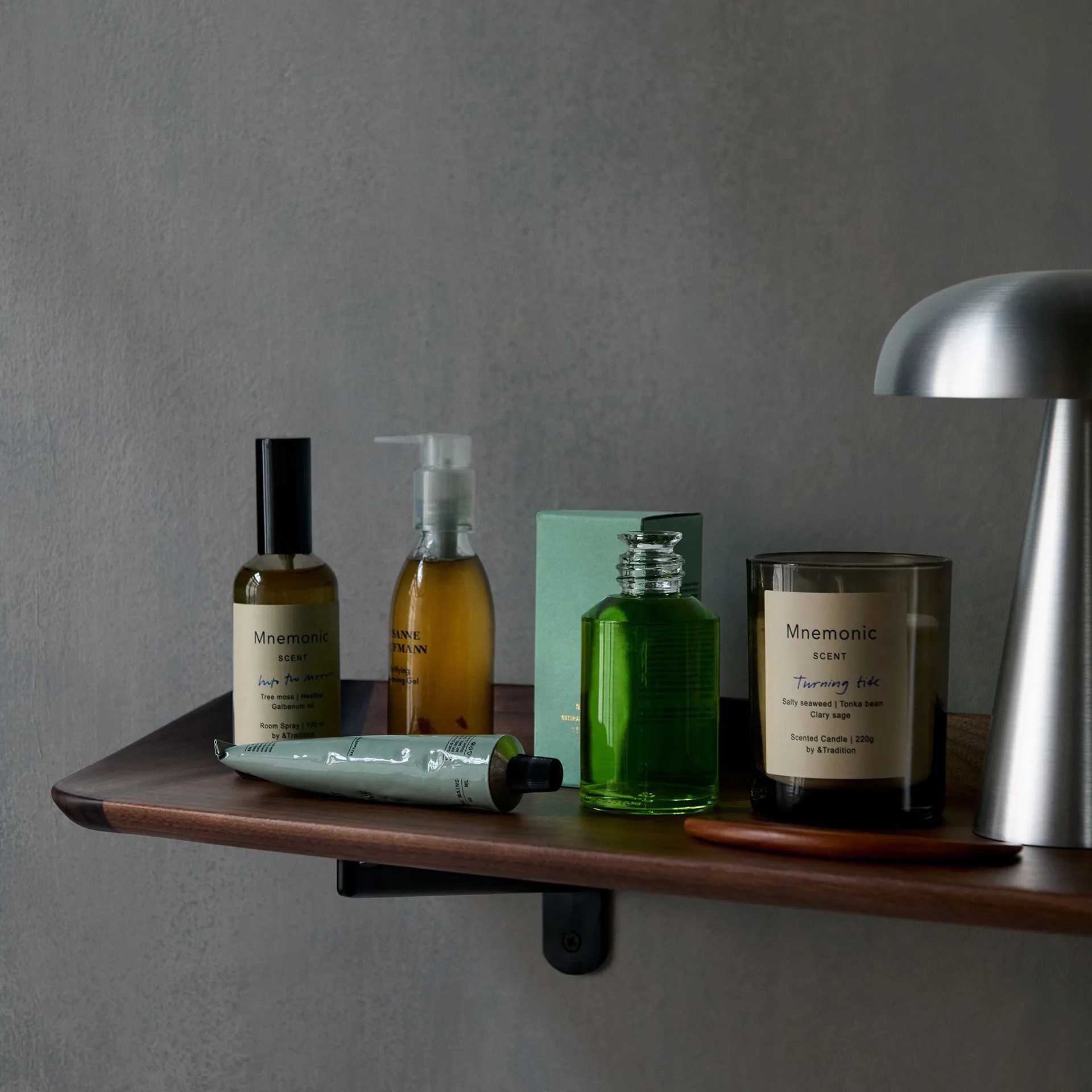 Guild HM14 hylle 75 cm, Solid lacquered walnut &Tradition