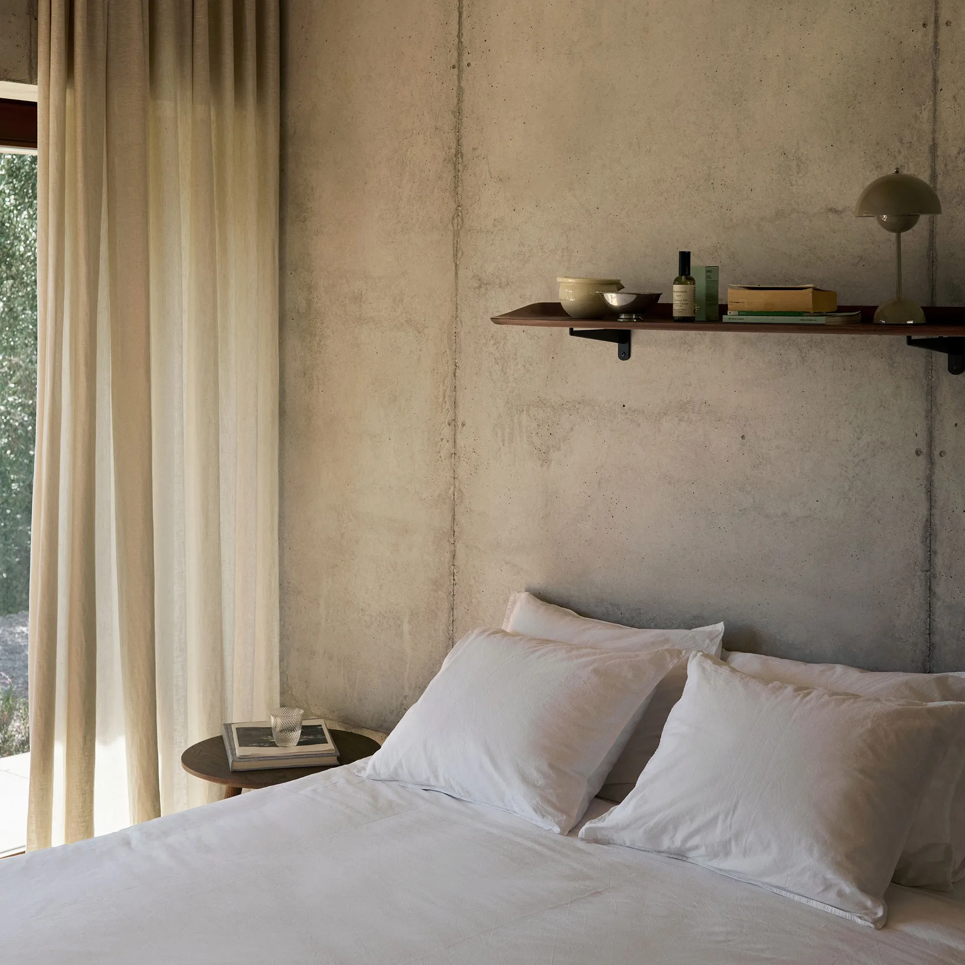 Guild HM15 hylle 120 cm, Solid lacquered walnut &Tradition