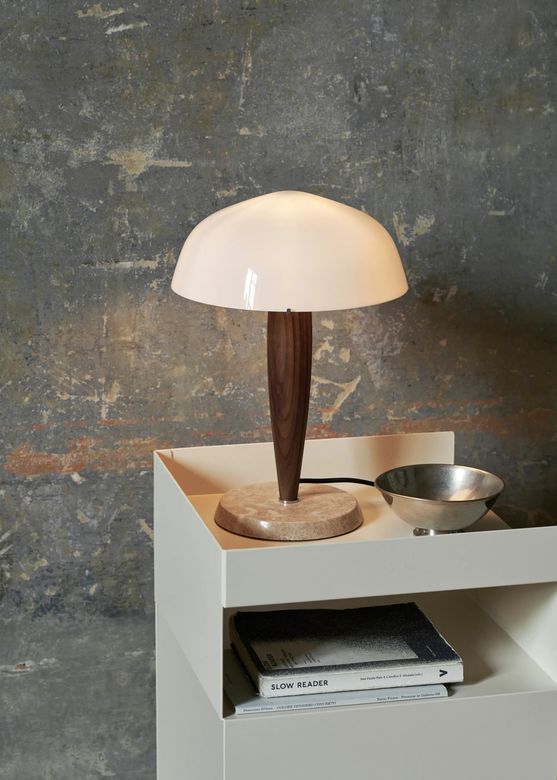 Herman SHY3 bordlampe, walnut & cream marble, tekstilledning &Tradition