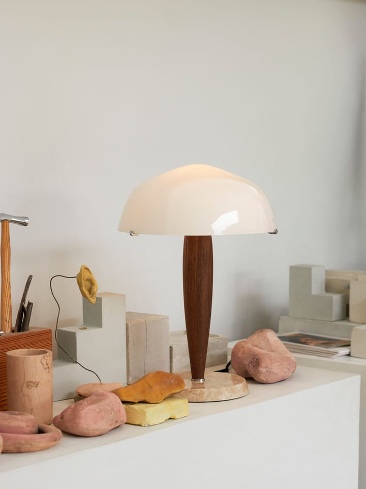 Herman SHY3 bordlampe, walnut & cream marble, tekstilledning &Tradition