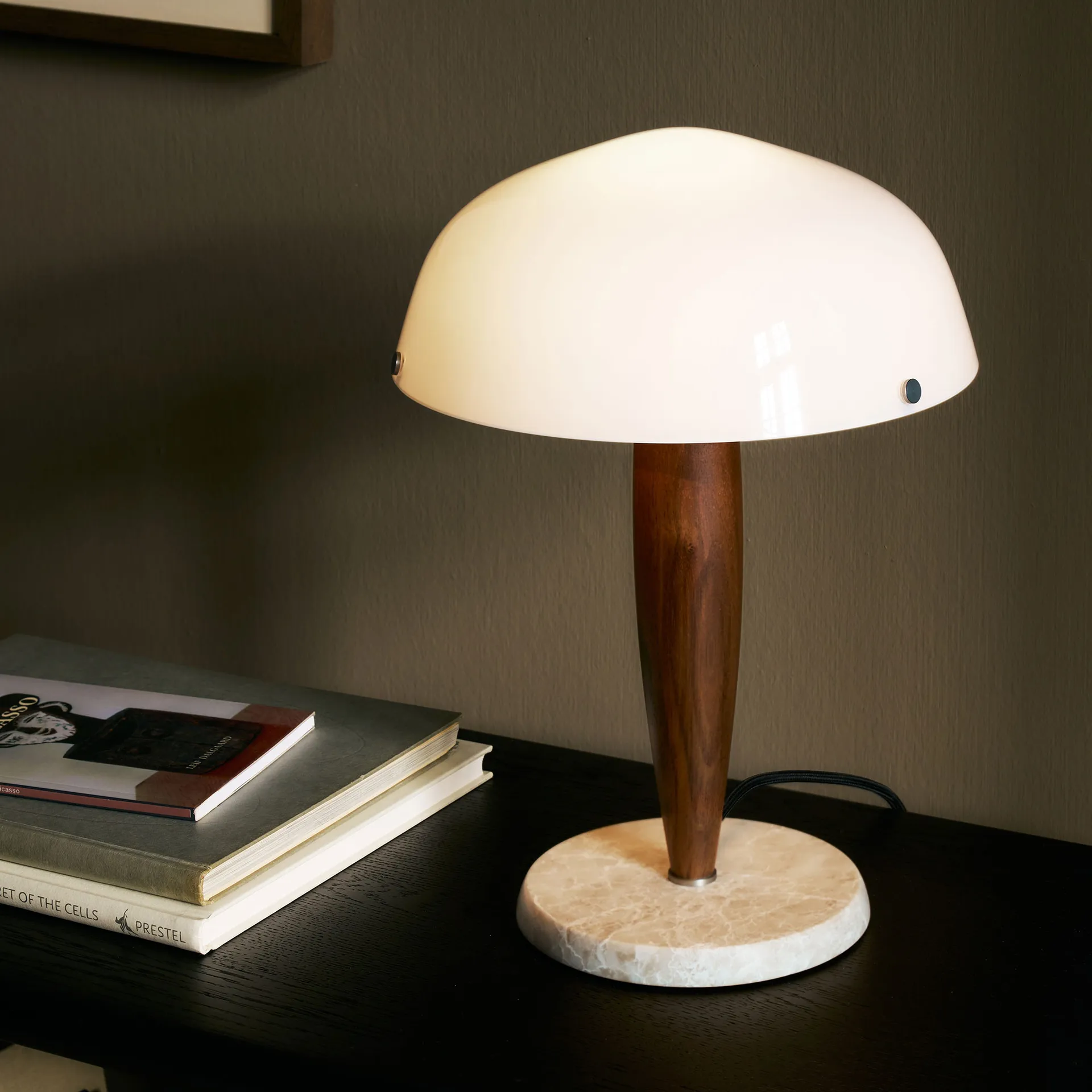 Herman SHY3 bordlampe, walnut & cream marble, tekstilledning &Tradition