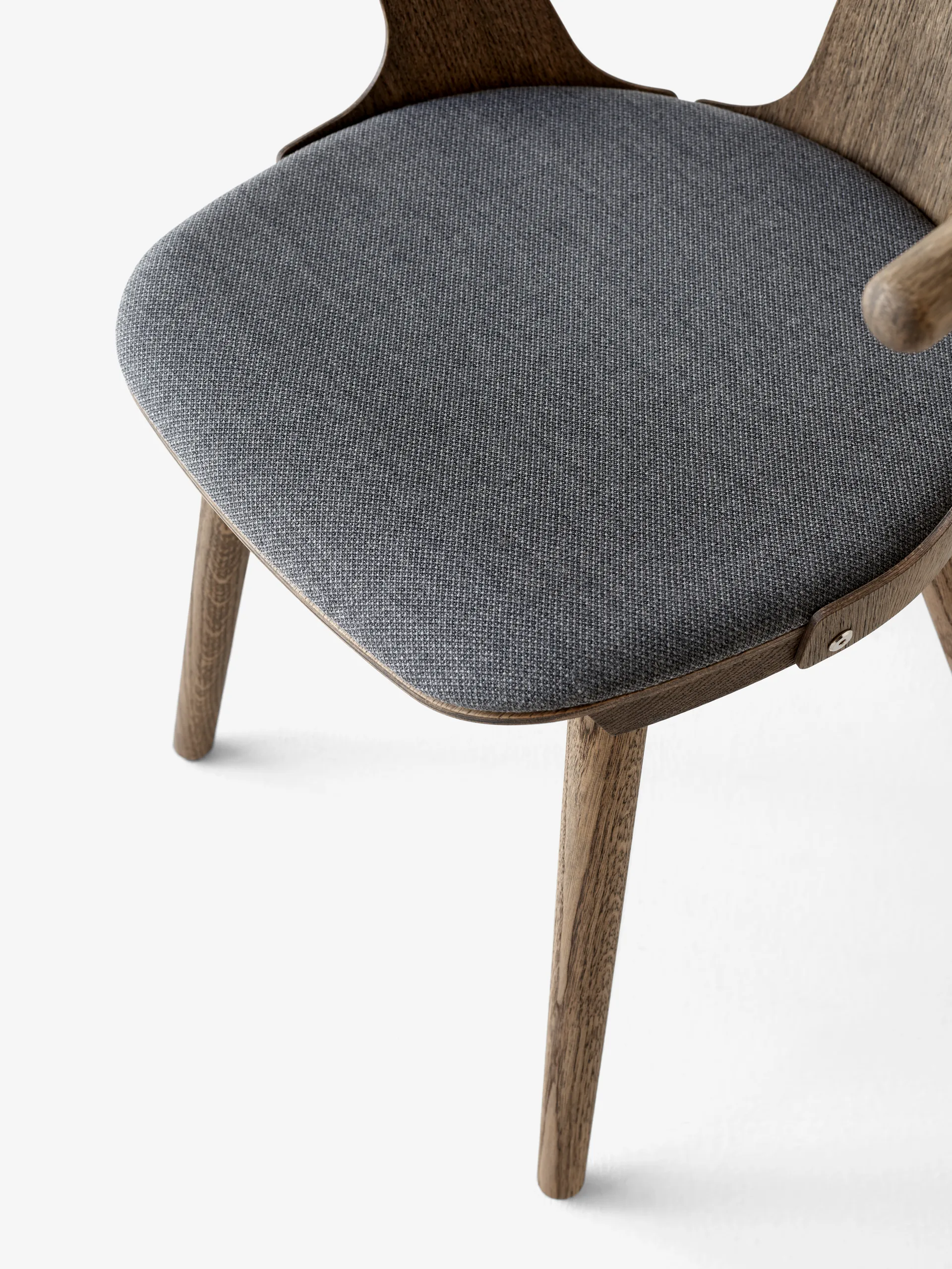 In Between SK2 stol, Røkt oljet eik-Fiord 171 &Tradition