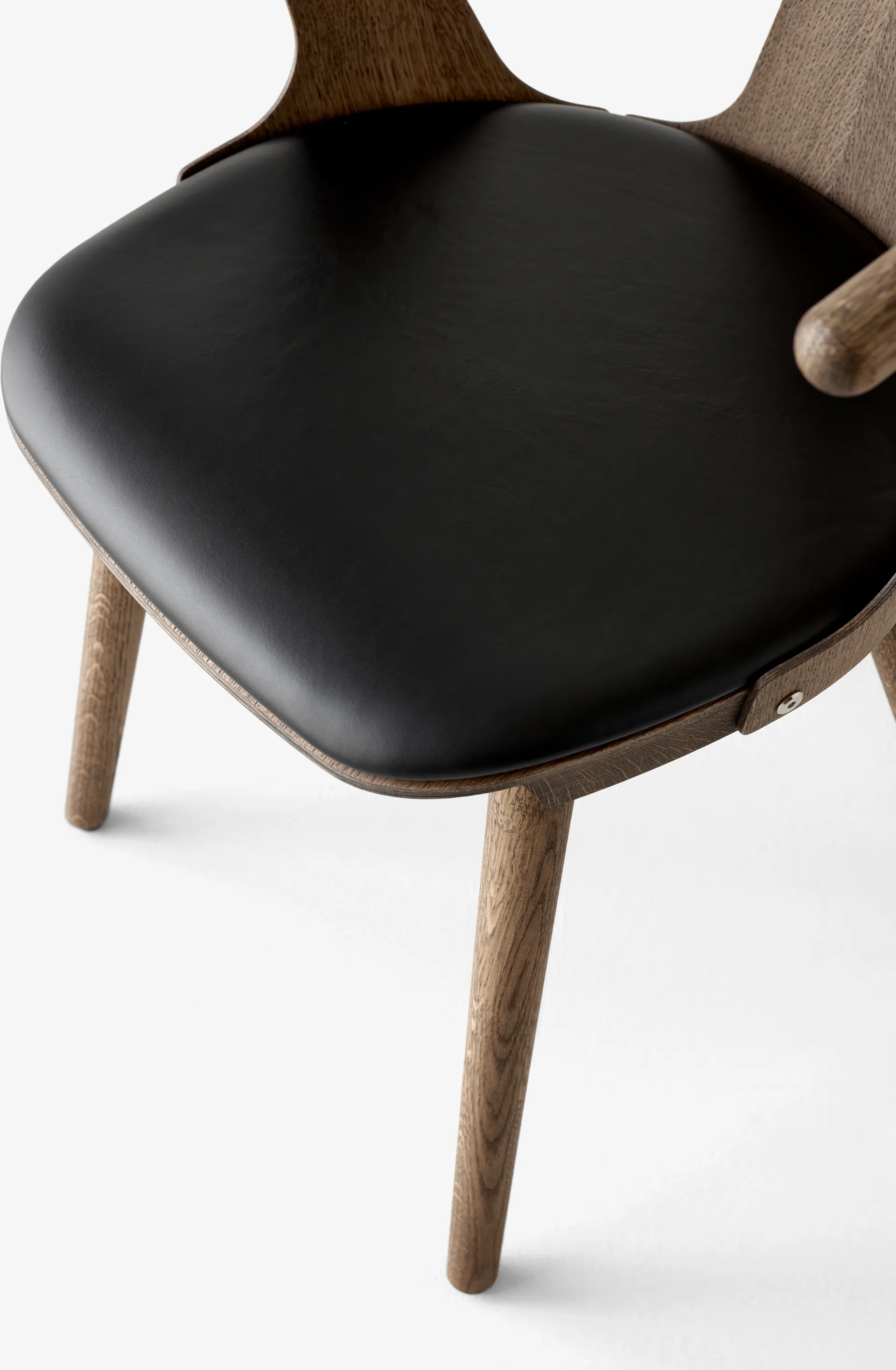 In Between SK2 stol, Røkt oljet eik-Noble svart anilinlæder &Tradition