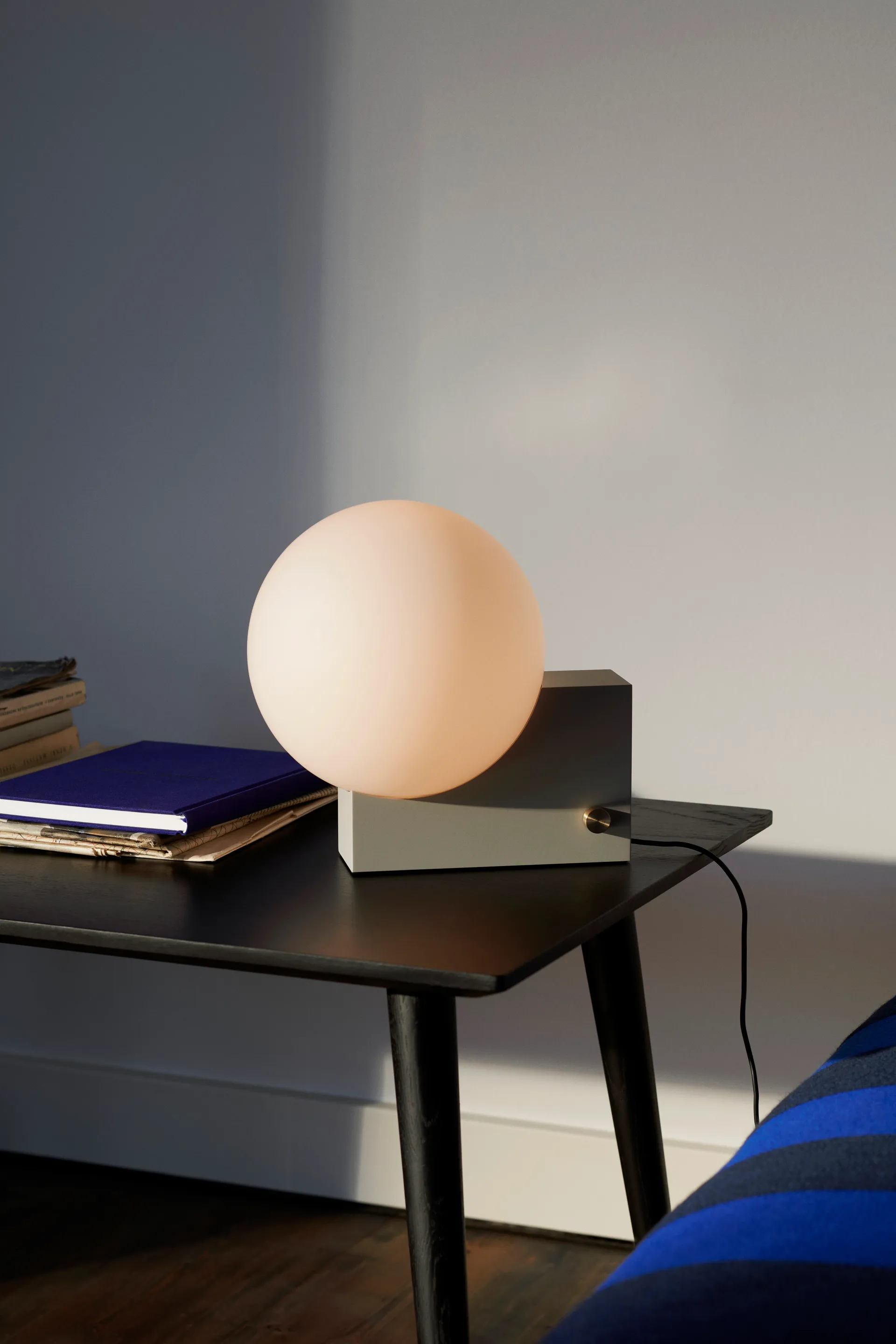 In Between SK23 salongbord 50 x 110 cm, Svartlakkert eik &Tradition