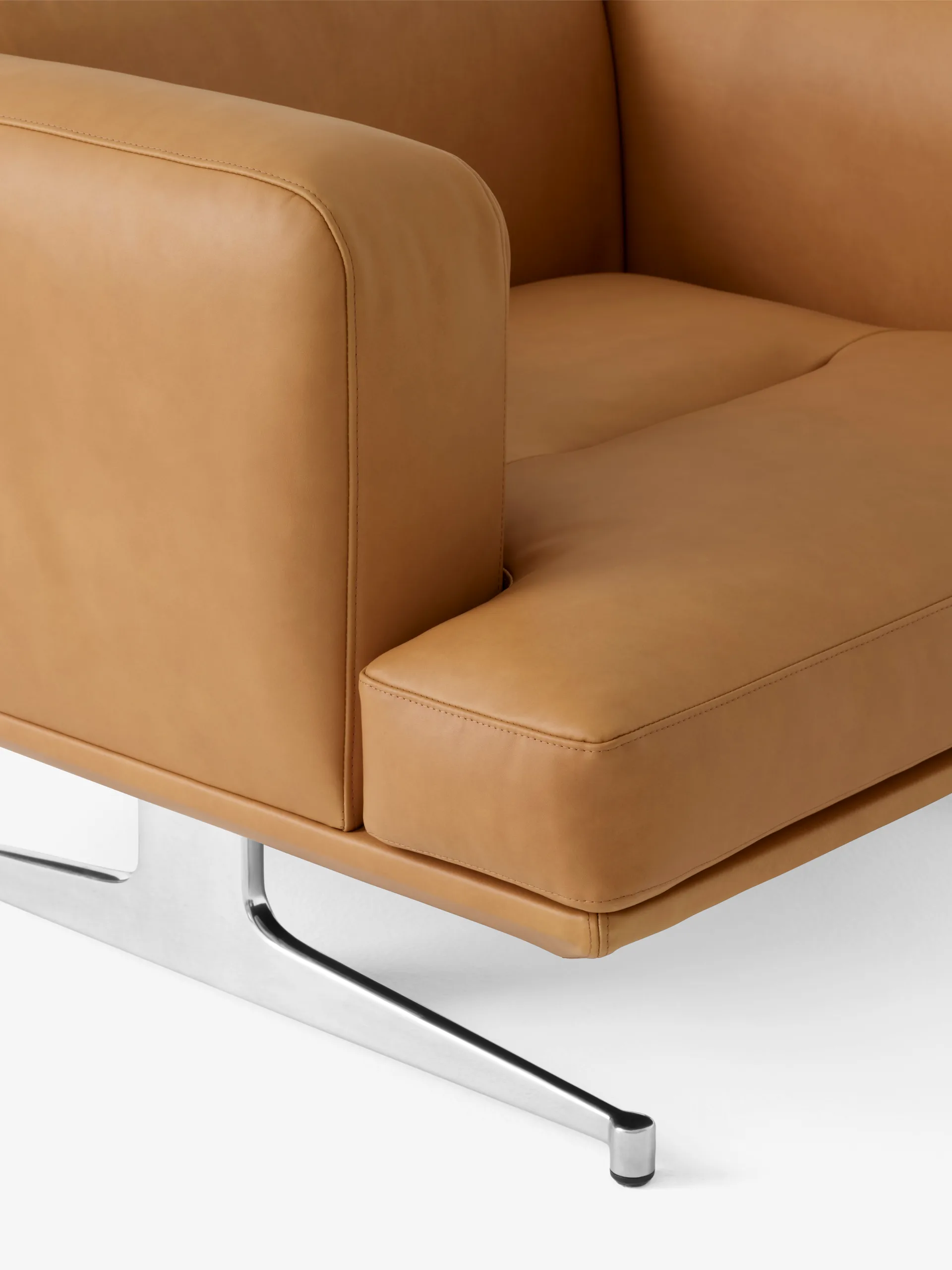Inland AV21 lenestol, Noble lær cognac-polished alu &Tradition