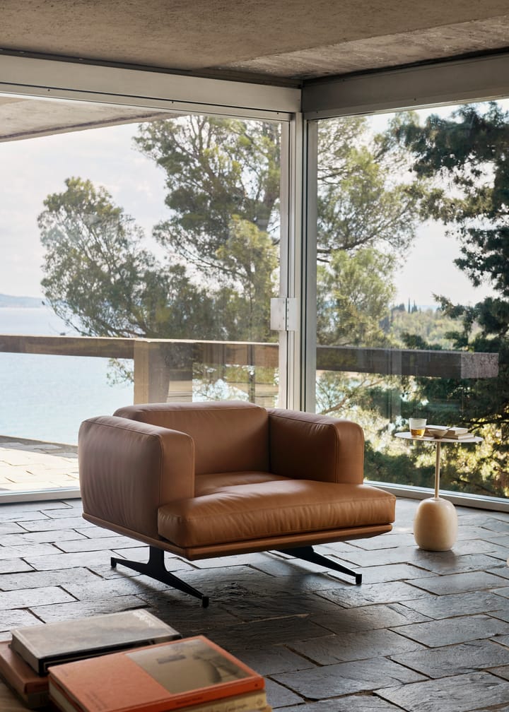 Inland AV21 lenestol, Noble lær cognac-warm black &Tradition