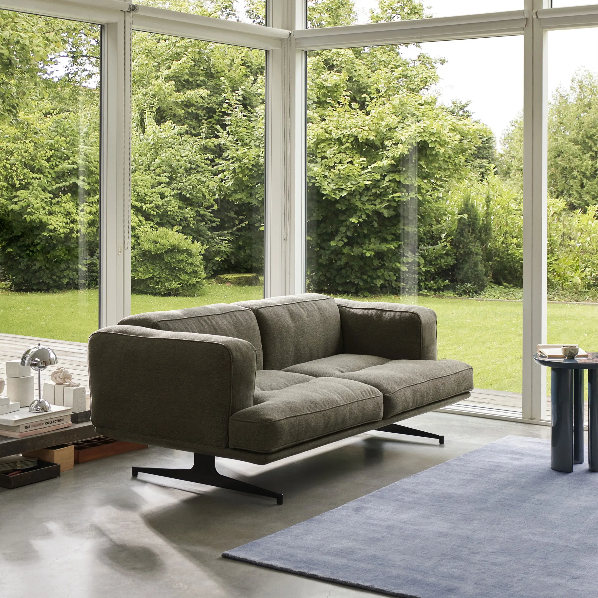 Inland AV22 sofa 2-seters, Clay 0014-warm black &Tradition