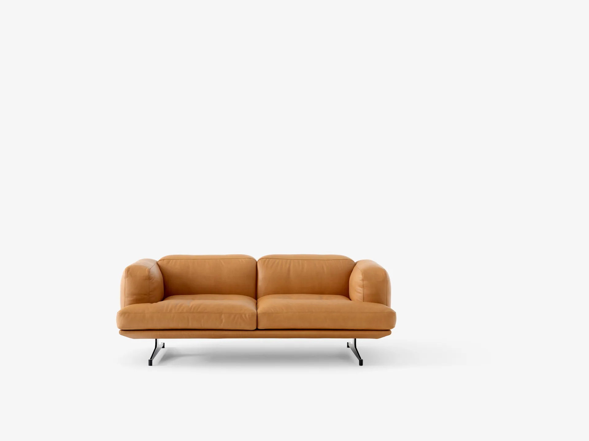 Inland AV22 sofa 2-seters, Noble lær cognac-warm black &Tradition