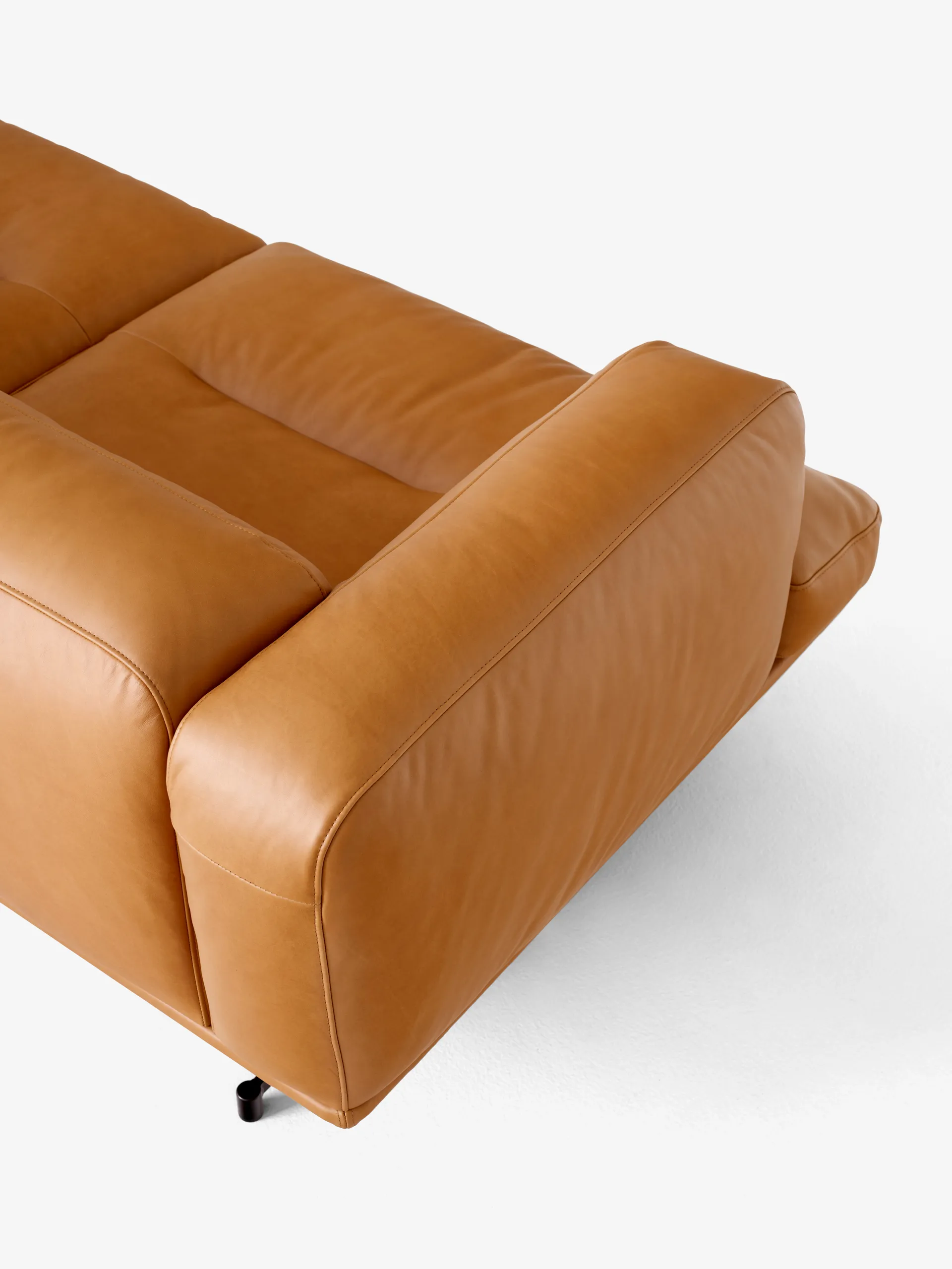 Inland AV22 sofa 2-seters, Noble lær cognac-warm black &Tradition