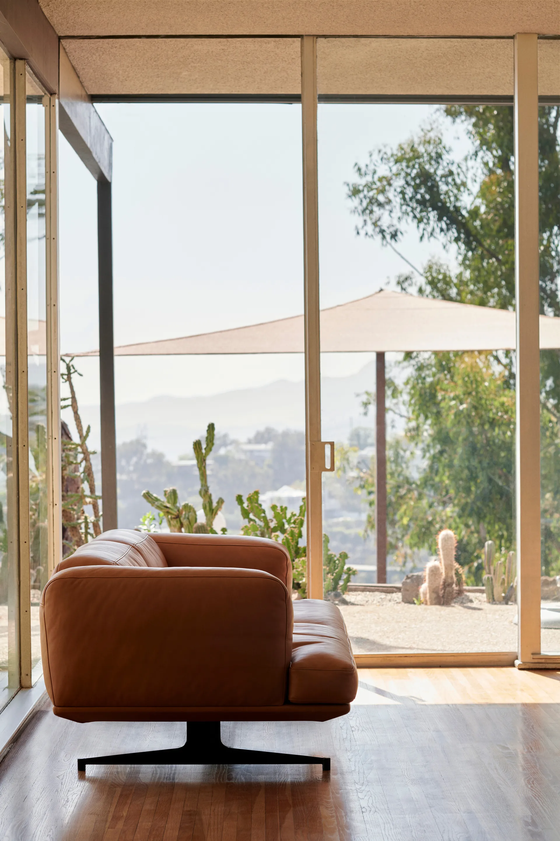 Inland AV22 sofa 2-seters, Noble lær cognac-warm black &Tradition